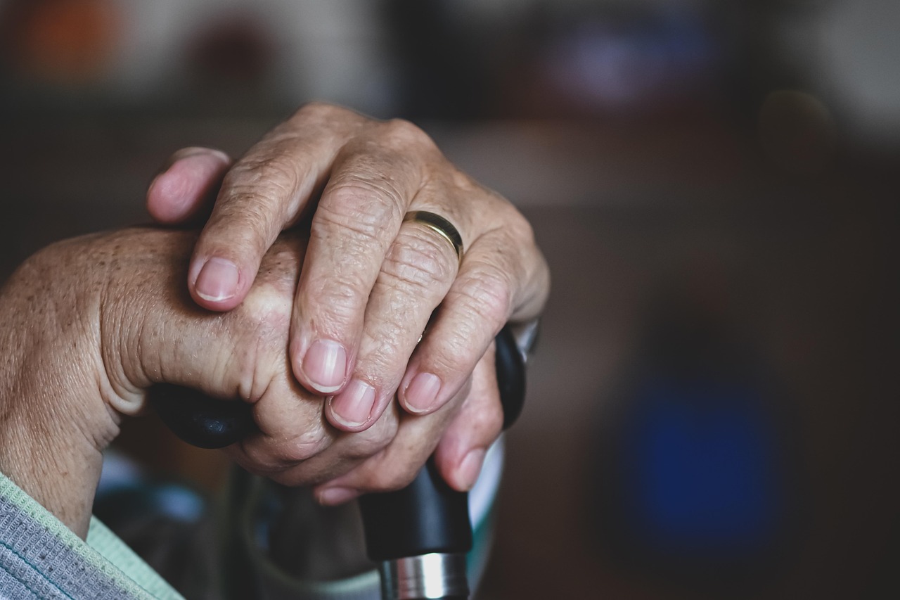 🏛️ Aalst wil korting rusthuisbewoners afschaffen: “Ouder worden dreigt duurder te worden” ... de maatregel zou naar schatting 740.000 euro opleveren
