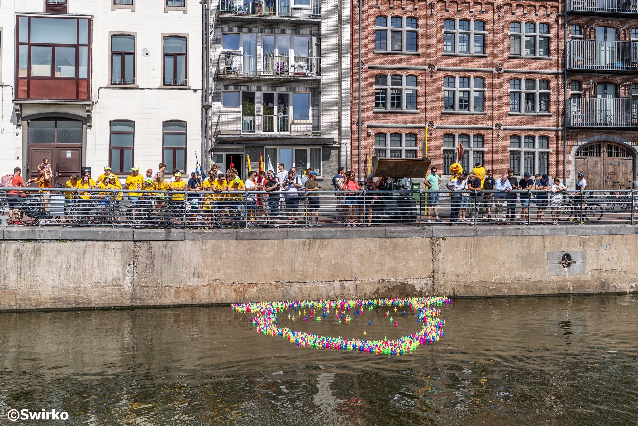🦆 Zo’n duizend eendjes dobberen vandaag in de Dender… 🏆 Wie wint de 1.000 euro? 🤩