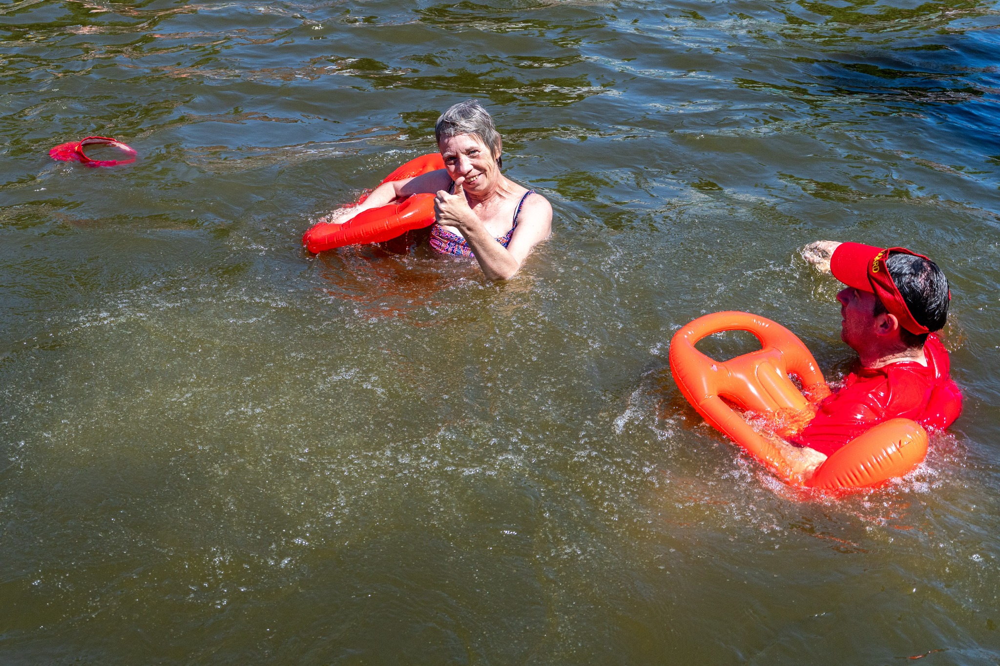 Een honderdtal deelnemers springen in de Dender tijdens The Big Jump: “Proper water is geen luxe, maar een noodzaak”