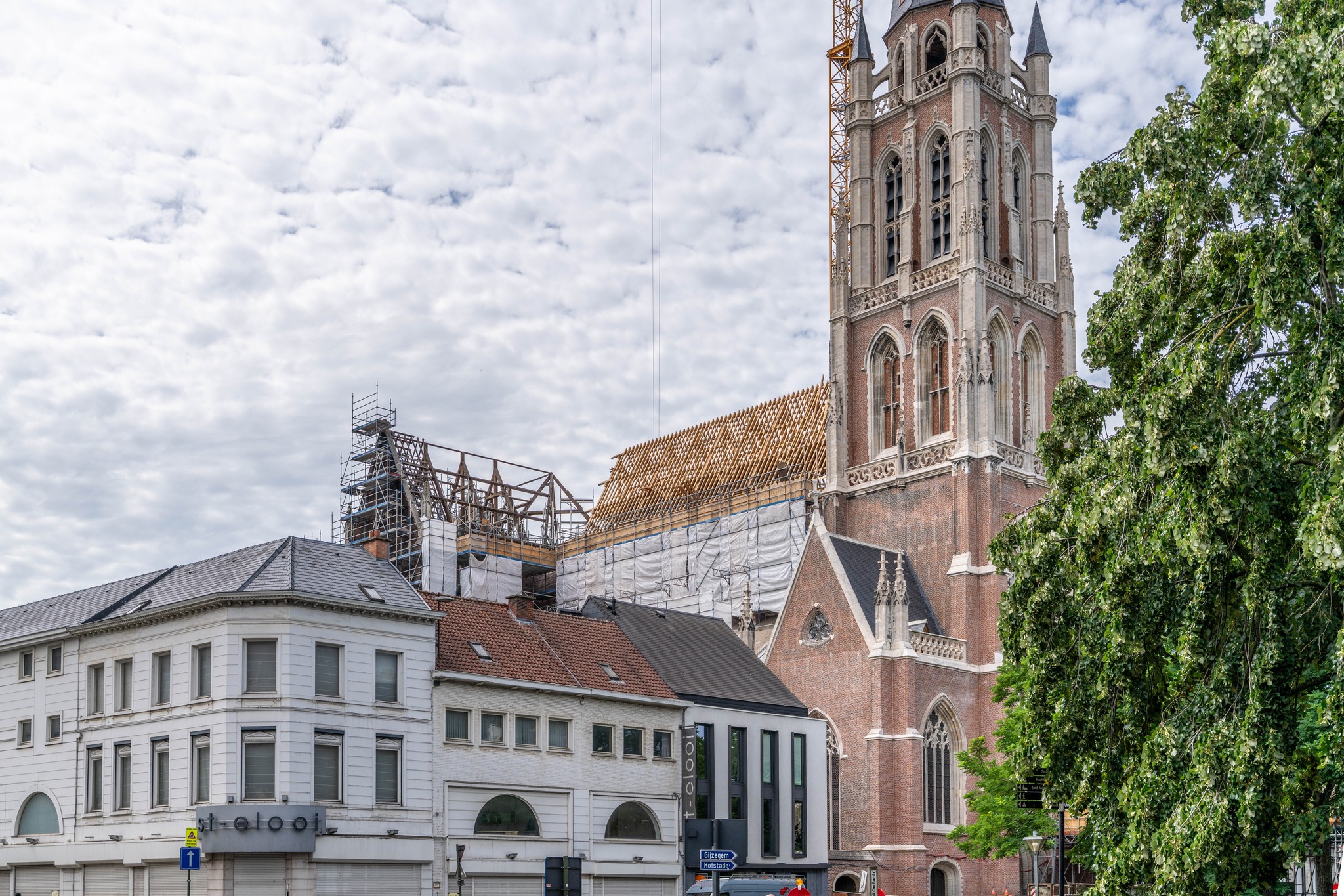 🏗️ Indrukwekkende werf in hartje Aalst: Sint-Jozefkerk krijgt volledig nieuw dak