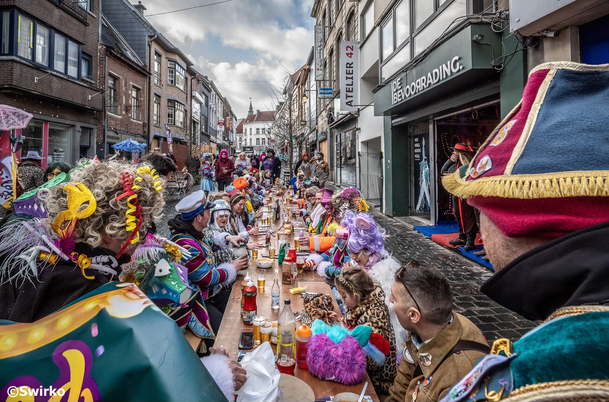 Traditie leeft: Voil Jeanetten domineren laatste carnavalsdag 🎭