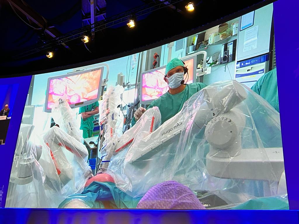 OLV is een expertisecentrum op het vlak van minimaal invasieve technieken waaronder #robotchirurgie. Dat wordt ook toegepast in de #gynaecologie, o..a. door dokter Koen Traen.