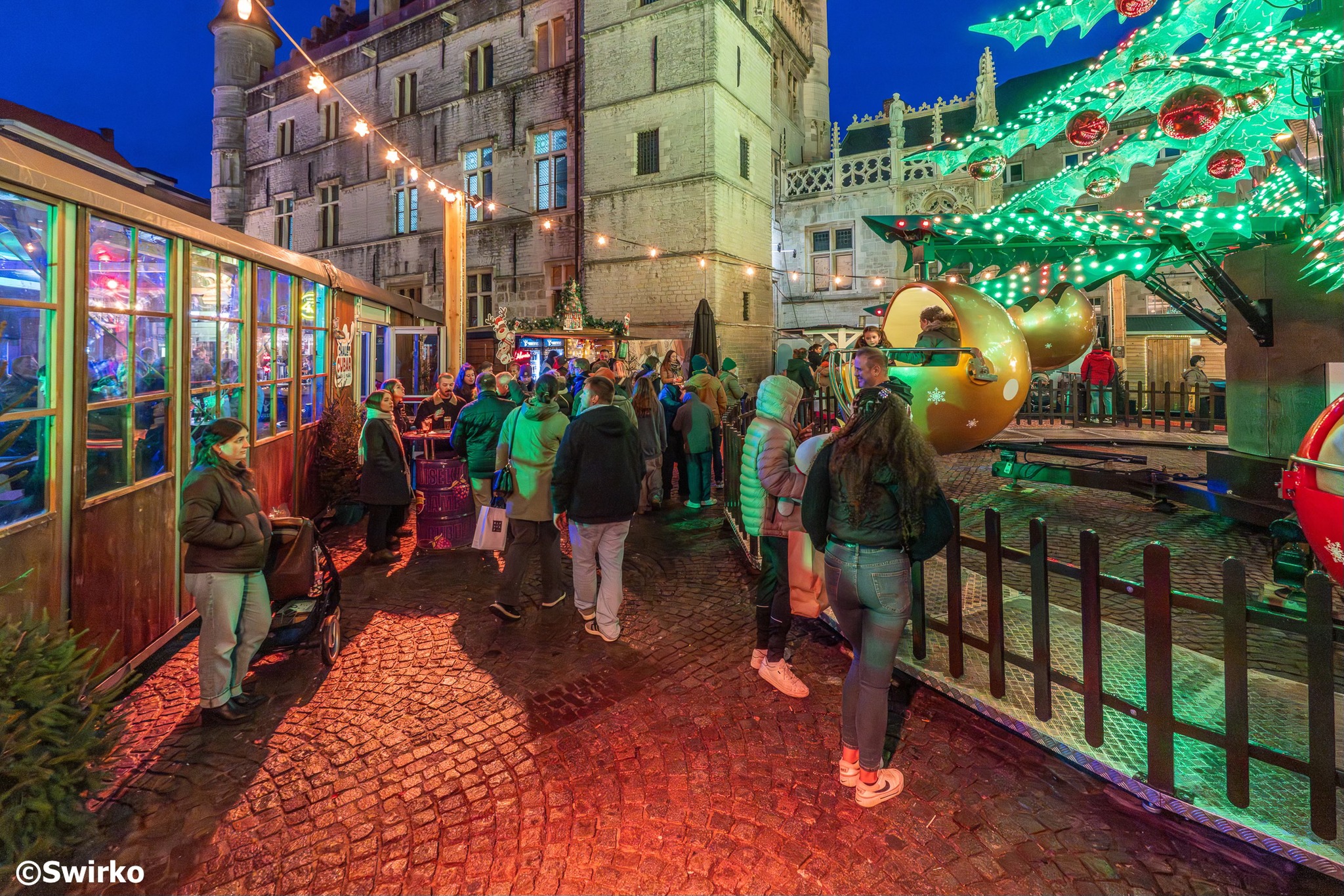 🎄Gezellig druk op de kerstmarkt in Aalst. 🎅Heel wat bezoekers genoten van de koopzondag. 🛍️✨