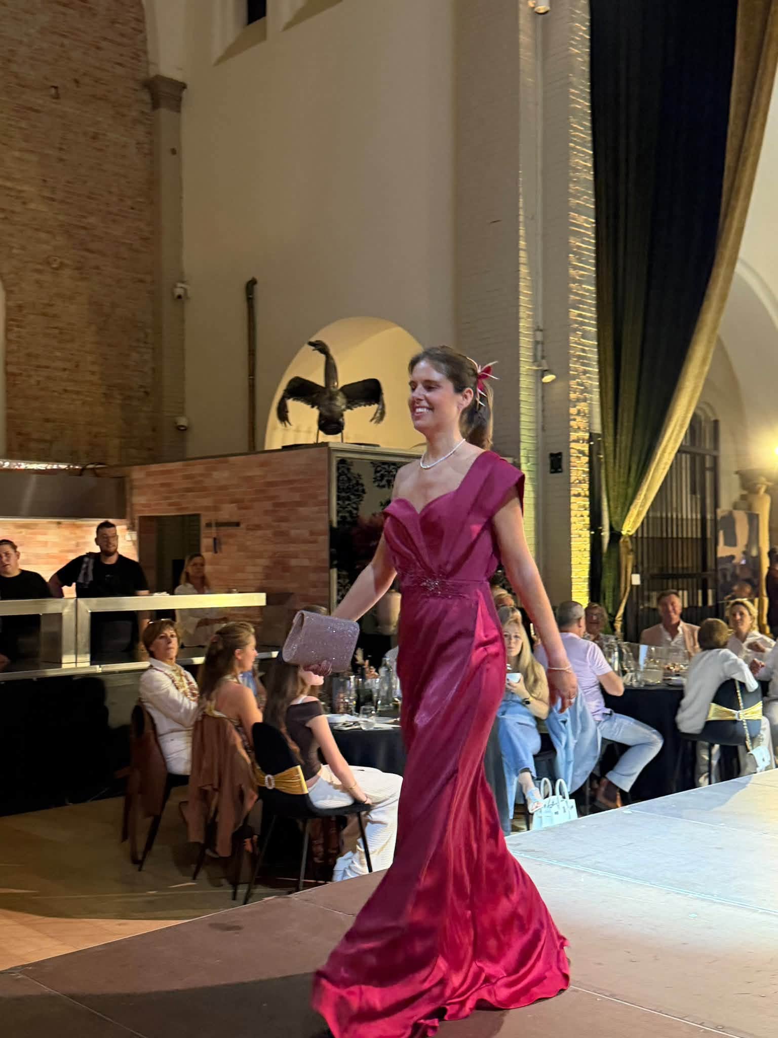 Schepen Caroline De Meerleer verrast met catwalkdebuut in Aalst