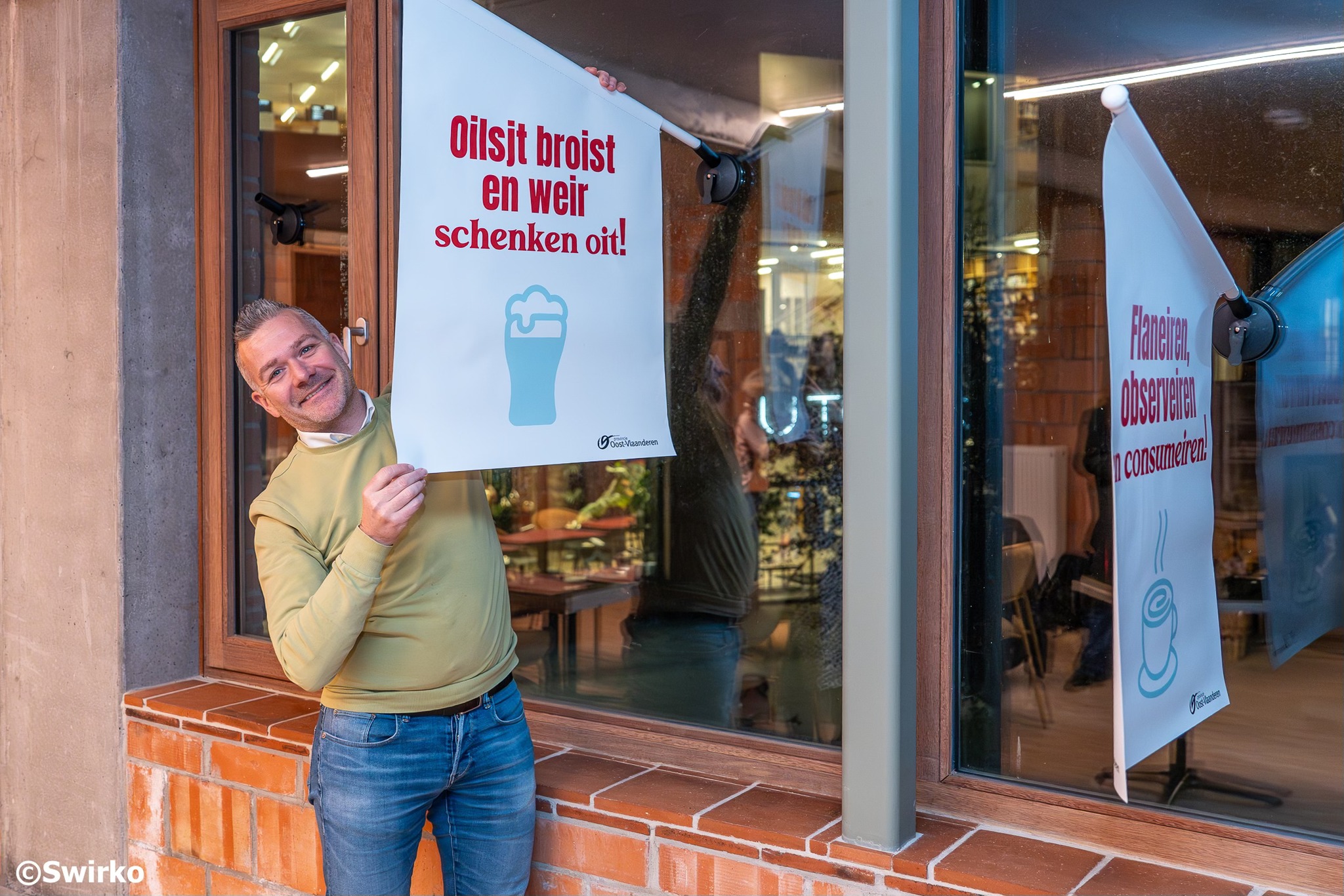 Uniforme raamvlaggen geven Aalsterse handelszaken een herkenbare look doorheen het jaar