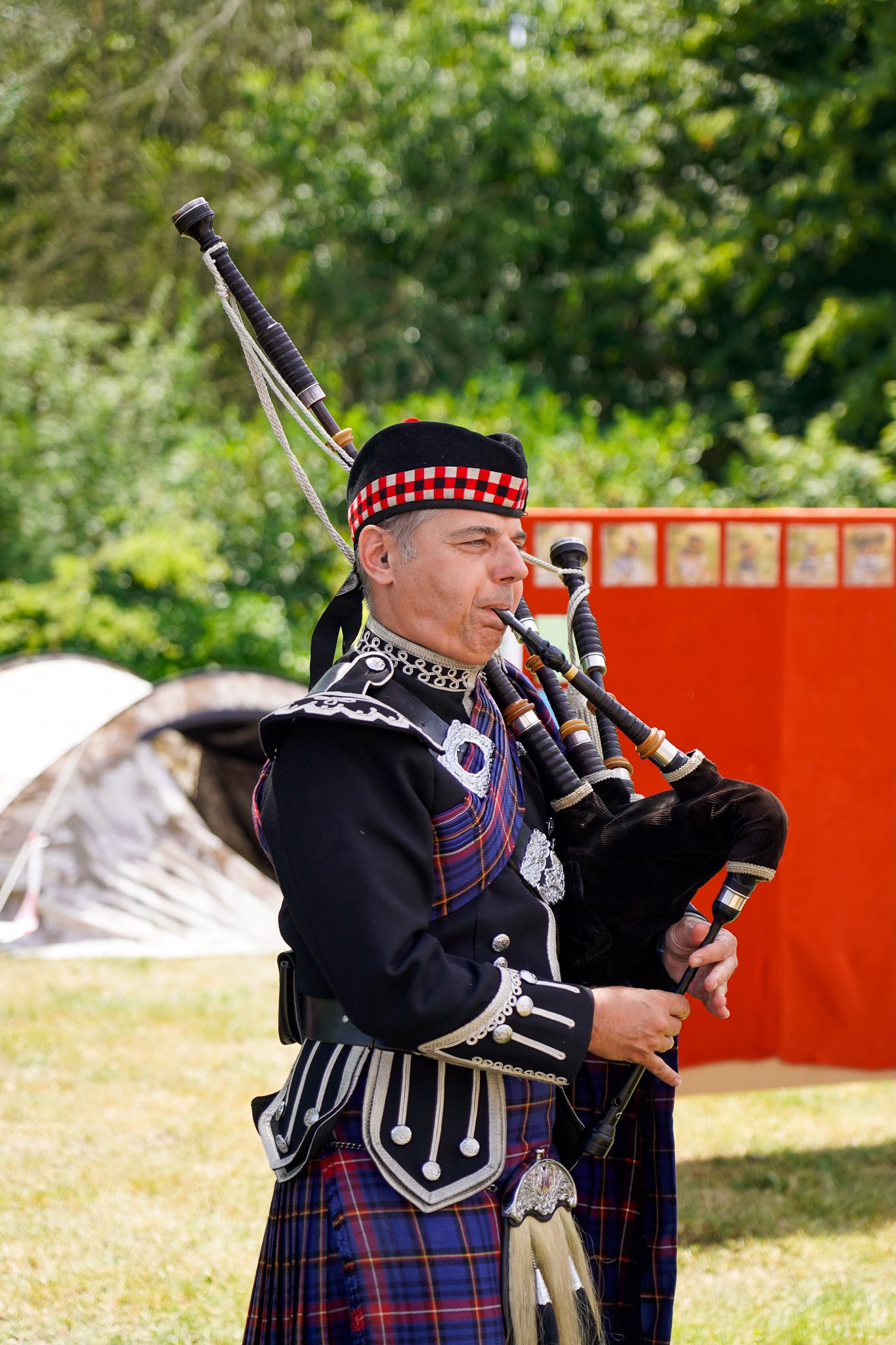 🎪 Op kamp bij oma en opa – Highland Games in WZC De Faluintjes! 🎉