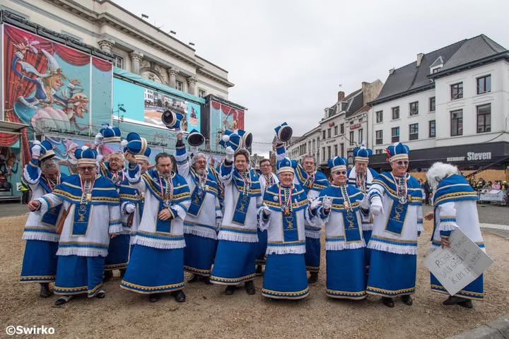 🍺 Op zaterdag 25 oktober 2025 wordt De Oilsjterse Blaa Biskoppen dwingen daar, samen met Brouwerij De Glazen Toren, hun gezegend gerstenat in de fles! 🙏💙🍺
