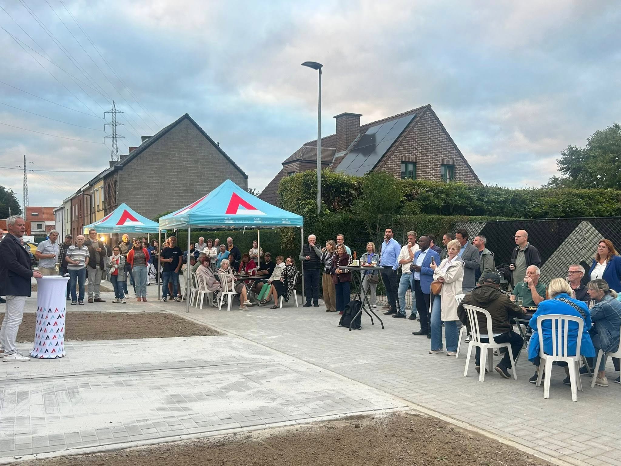 cd&v Aalst : "Vandaag hebben we samen de Welleweg, Asterstraat en Burgemeester De Cockstraat officieel geopend! 🥂🎉 Met veel inzet, samenwerking en geduld zijn de straten omgevormd tot een gezellig woonerf."