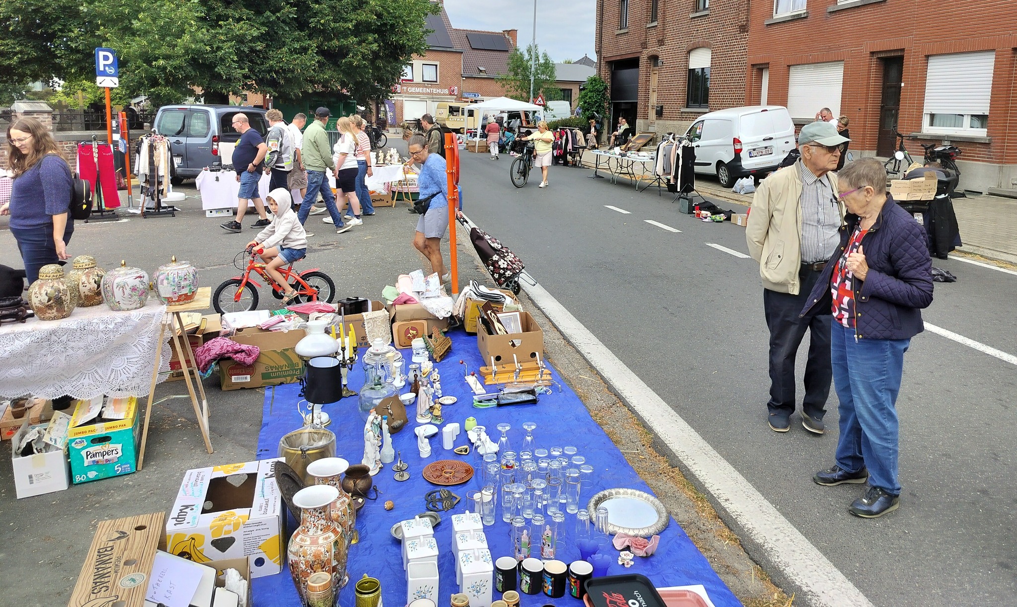 Vijftiende rommelmarkt transformeert Zijpstraat in Hofstade tot twee kilometer koopjesplezier