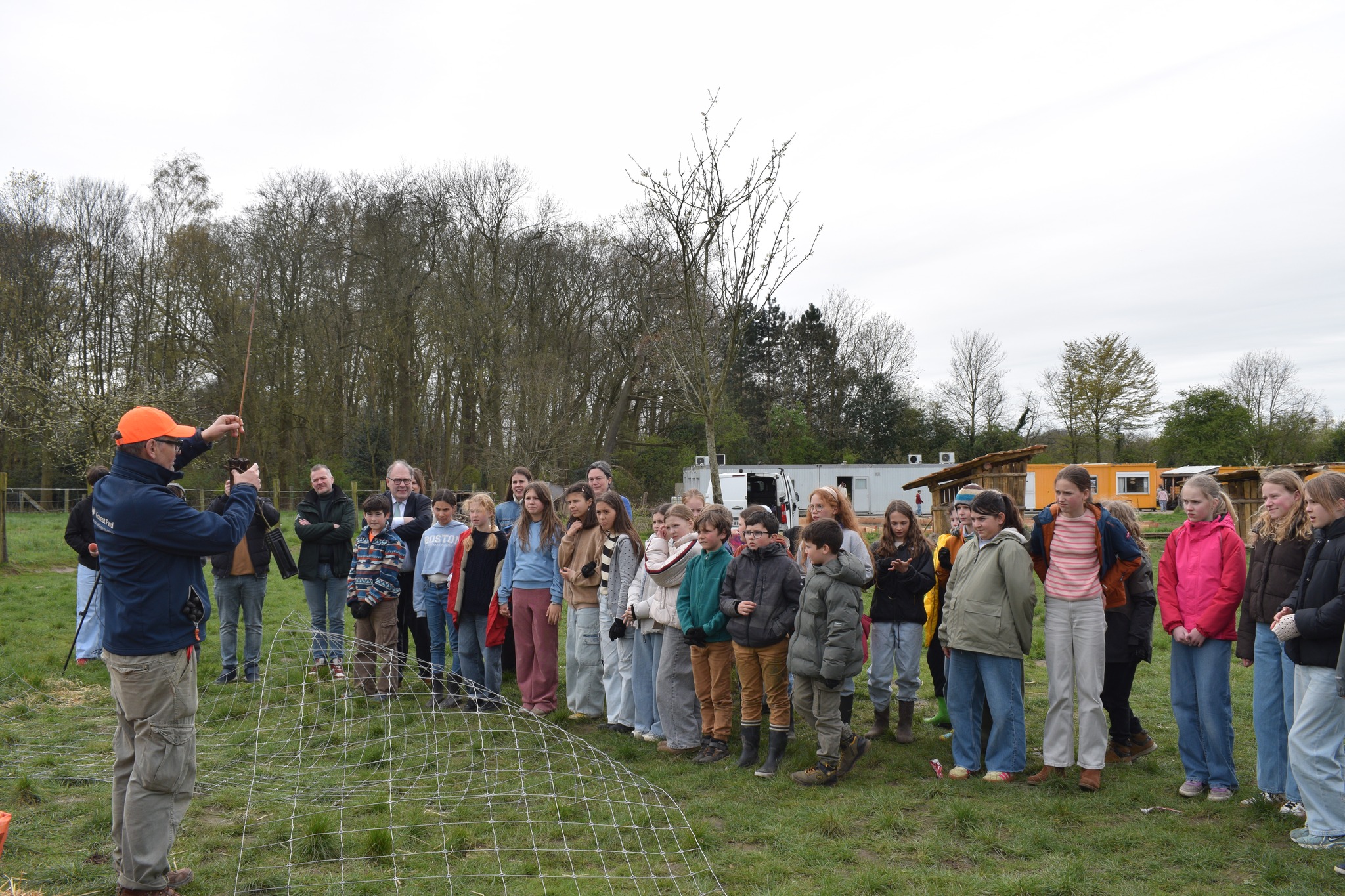 🌱 Leerlingen Steinerschool Aalst planten eigen microbos: “Dit wordt een plek van verwondering”