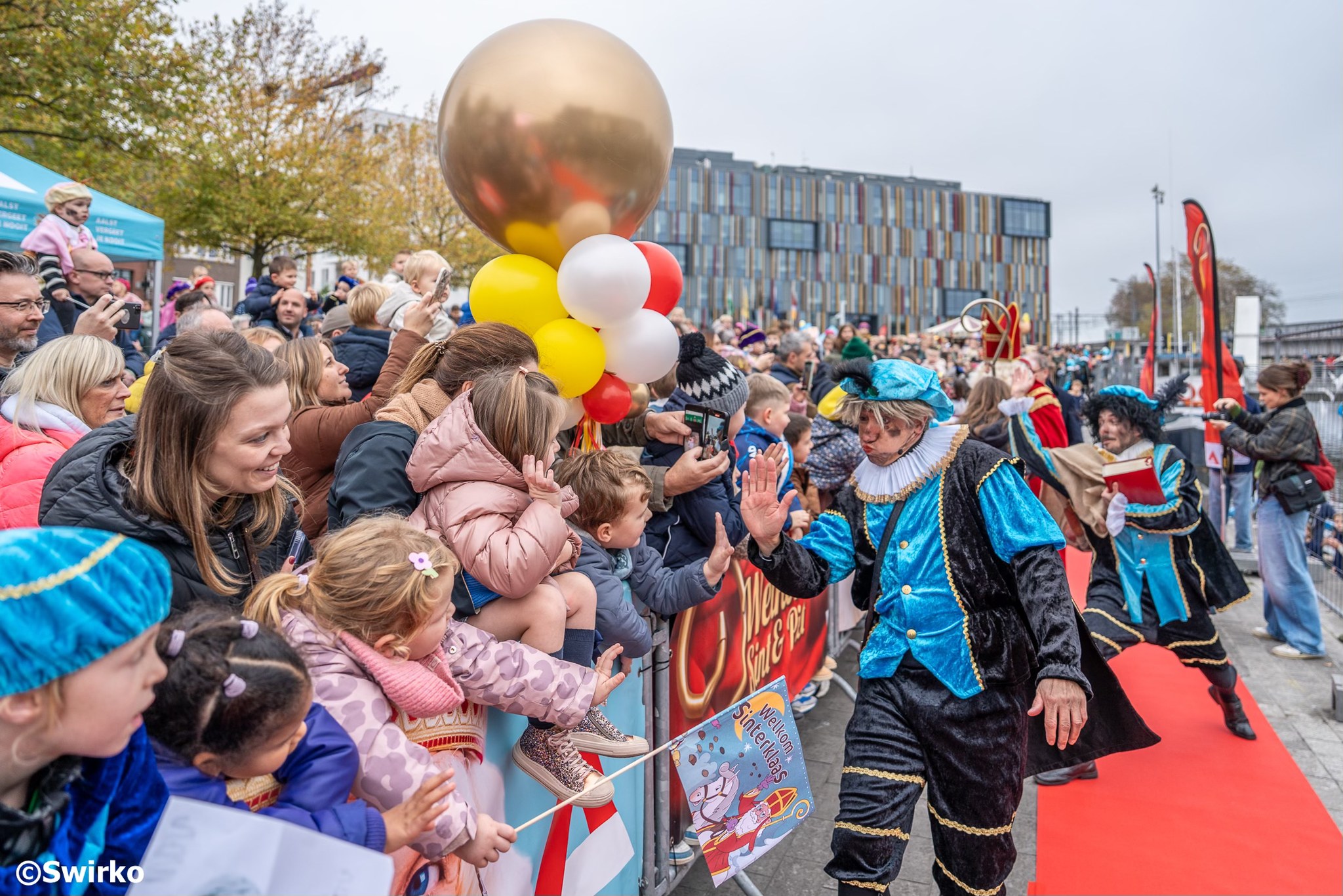🎁Vandaag, 8 november, zette de Sint voet aan wal in Aalst — stipt op tijd, zoals het een heilige man betaamt .