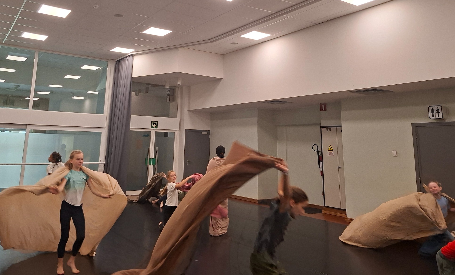 Danscompagnie Francine De Veylder laat kinderen dansen voor de planeet in CC De Werf