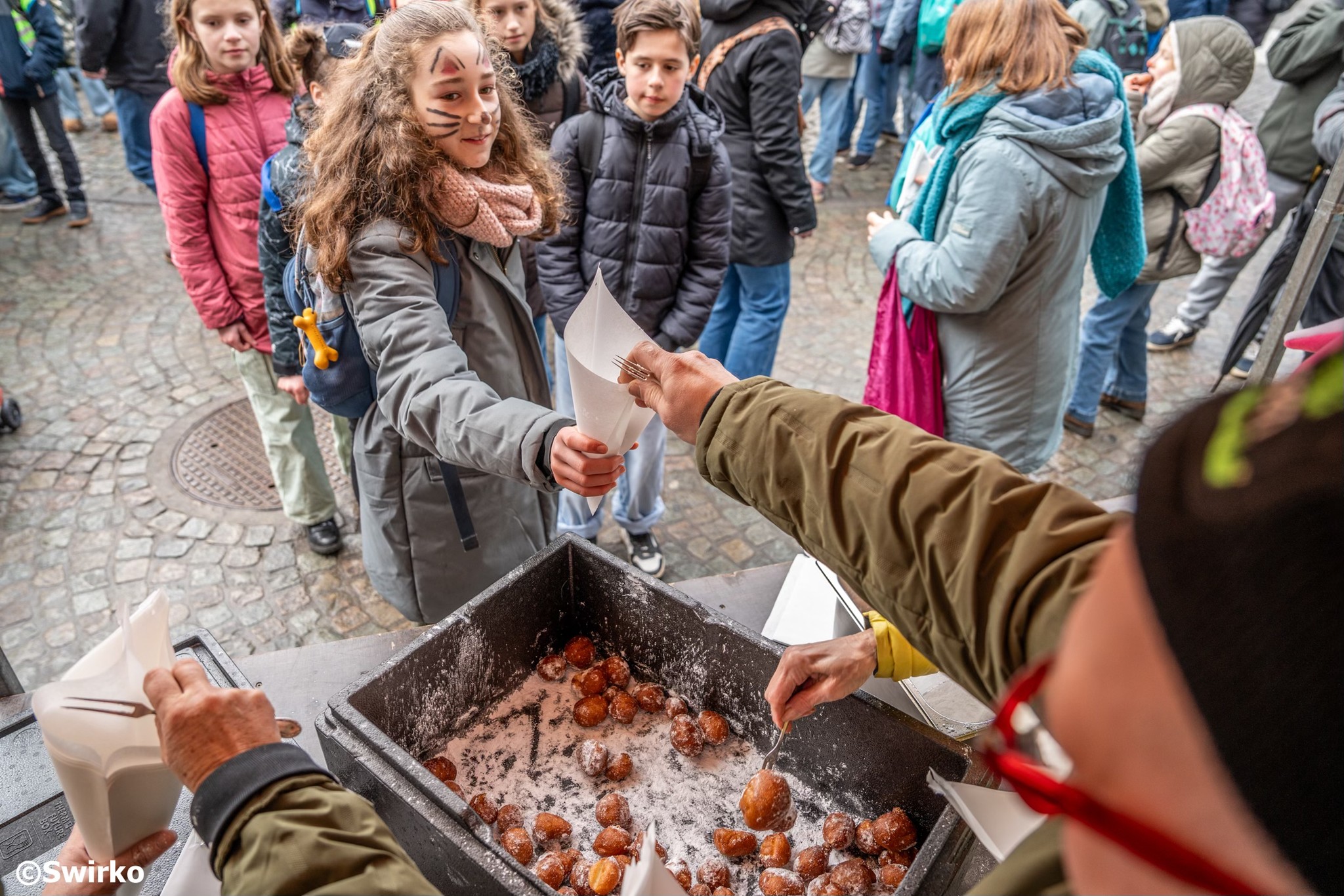 ✨ Nieuw dit jaar! De allereerste mini-ajuinworp op de Grote Markt van Aalst tijdens de Dag van het Kind! 🎉