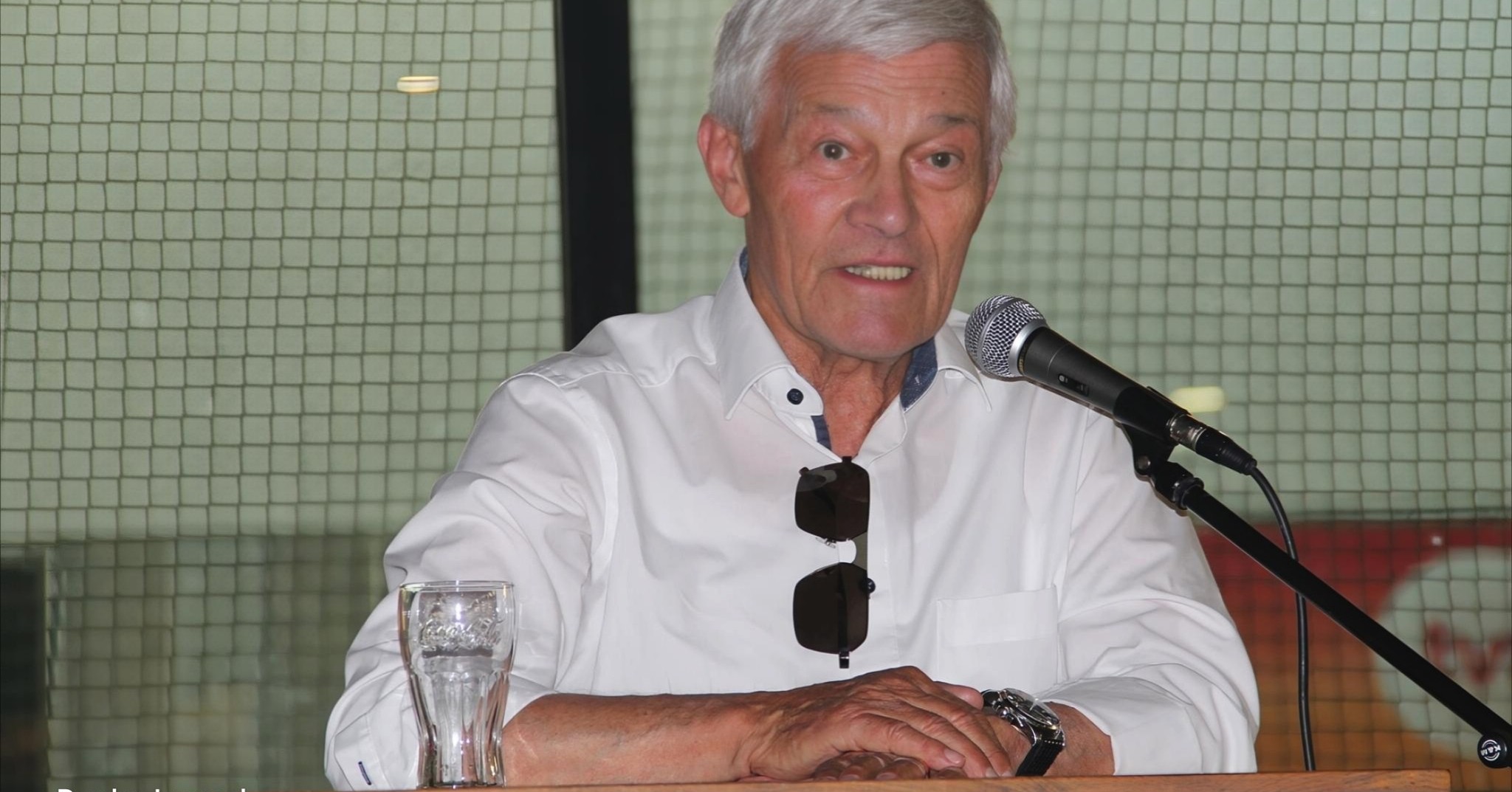 🏆 Voormalig VRT-journalist Louis De Pelsmaeker heeft donderdagavond de “Prijs van Verdienste Erembodegem 2026” ontvangen tijdens een stijlvolle huldeavond in De Looyerij in Schotte. Het Burgerplatform Erembodegem bekroonde hem voor zijn indrukwekkende m…