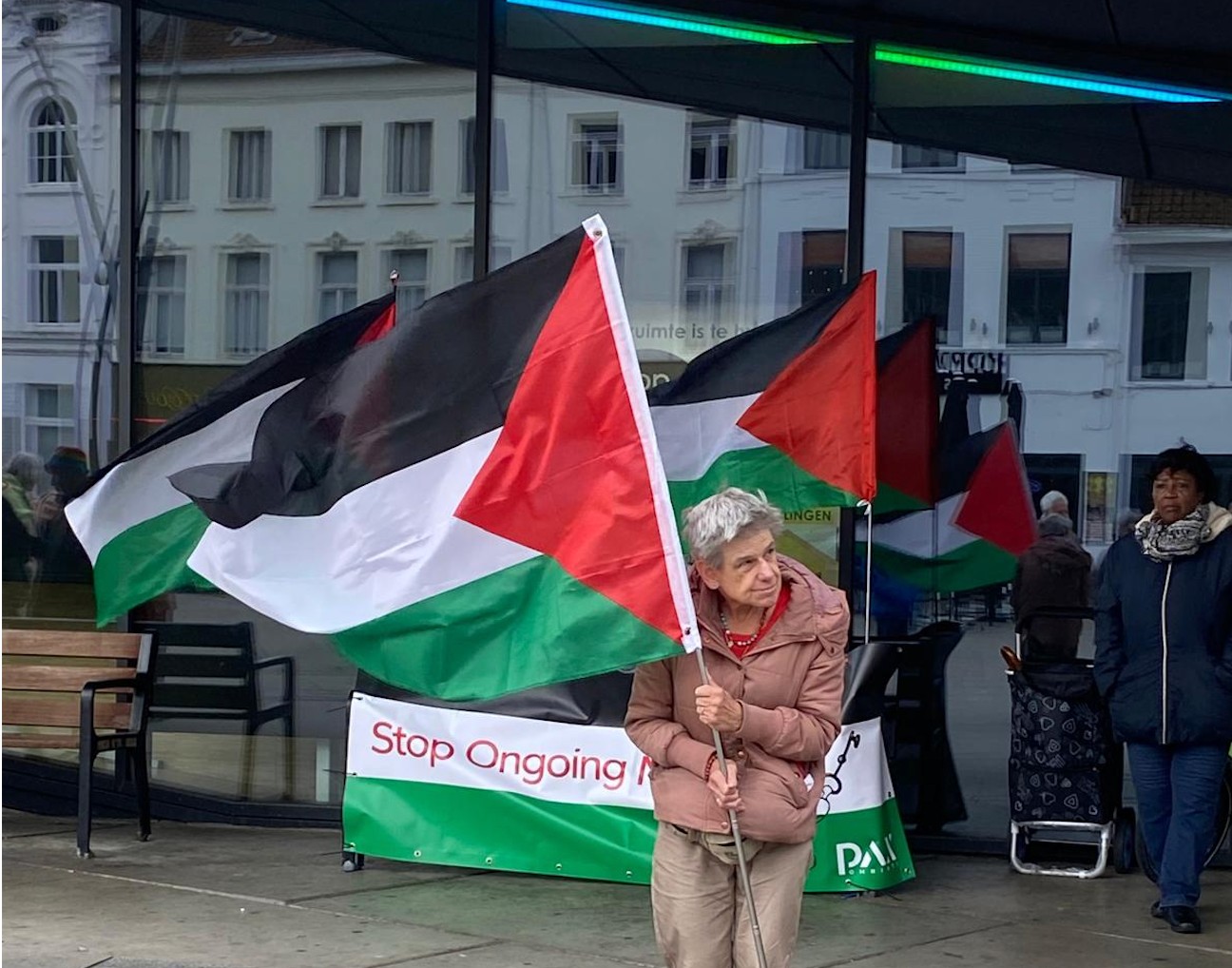 🇵🇸 Op vrijdag 15 mei 2026 namen meer dan 50 mensen deel aan een stiltecirkel voor Palestina. Ondanks het verlengde weekend en het wisselvallige weer zakten de deelnemers om 17.30 uur af om hun steun en solidariteit te tonen.