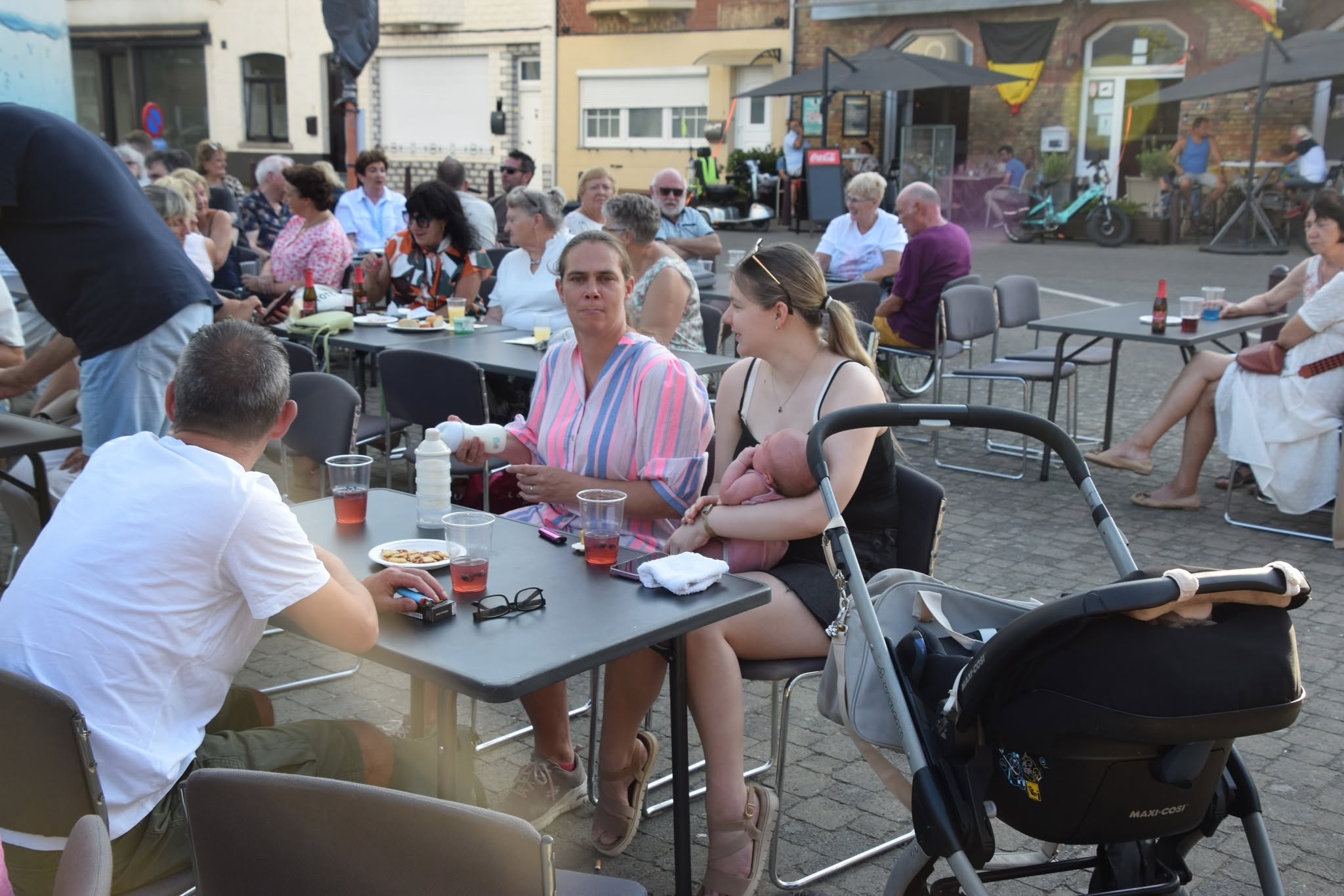🇫🇷☀️ Franse avond zorgt voor Zuid-Franse sfeer aan Aalsterse watertoren 🇫🇷☀️