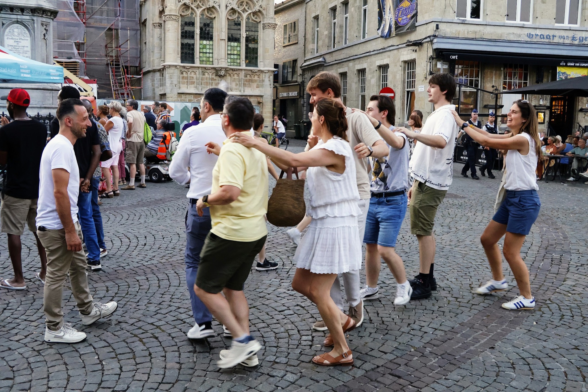 Warme temperaturen houden Aalst niet tegen om Vlaamse Feestdag uitbundig te vieren