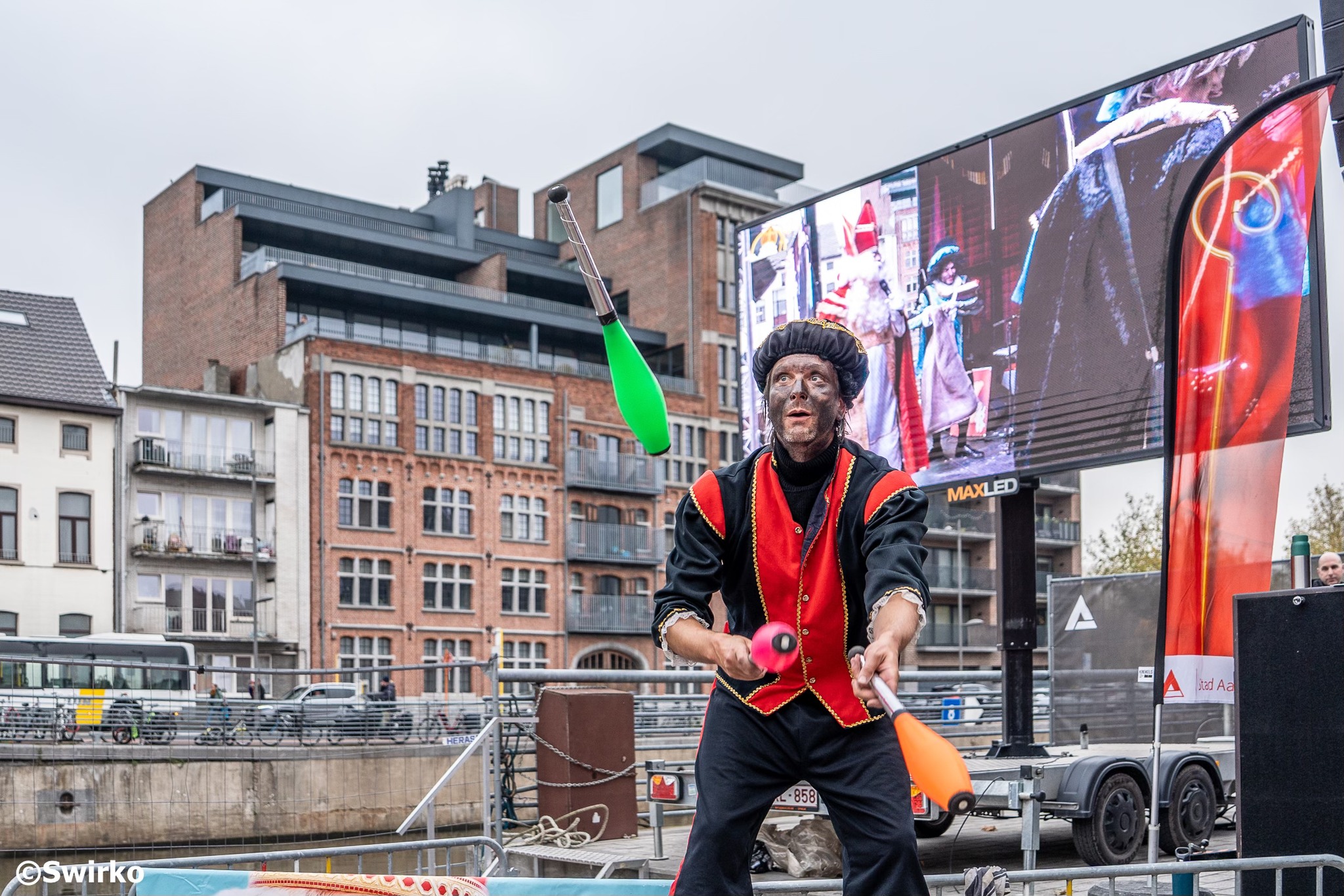 🎁Vandaag, 8 november, zette de Sint voet aan wal in Aalst — stipt op tijd, zoals het een heilige man betaamt .