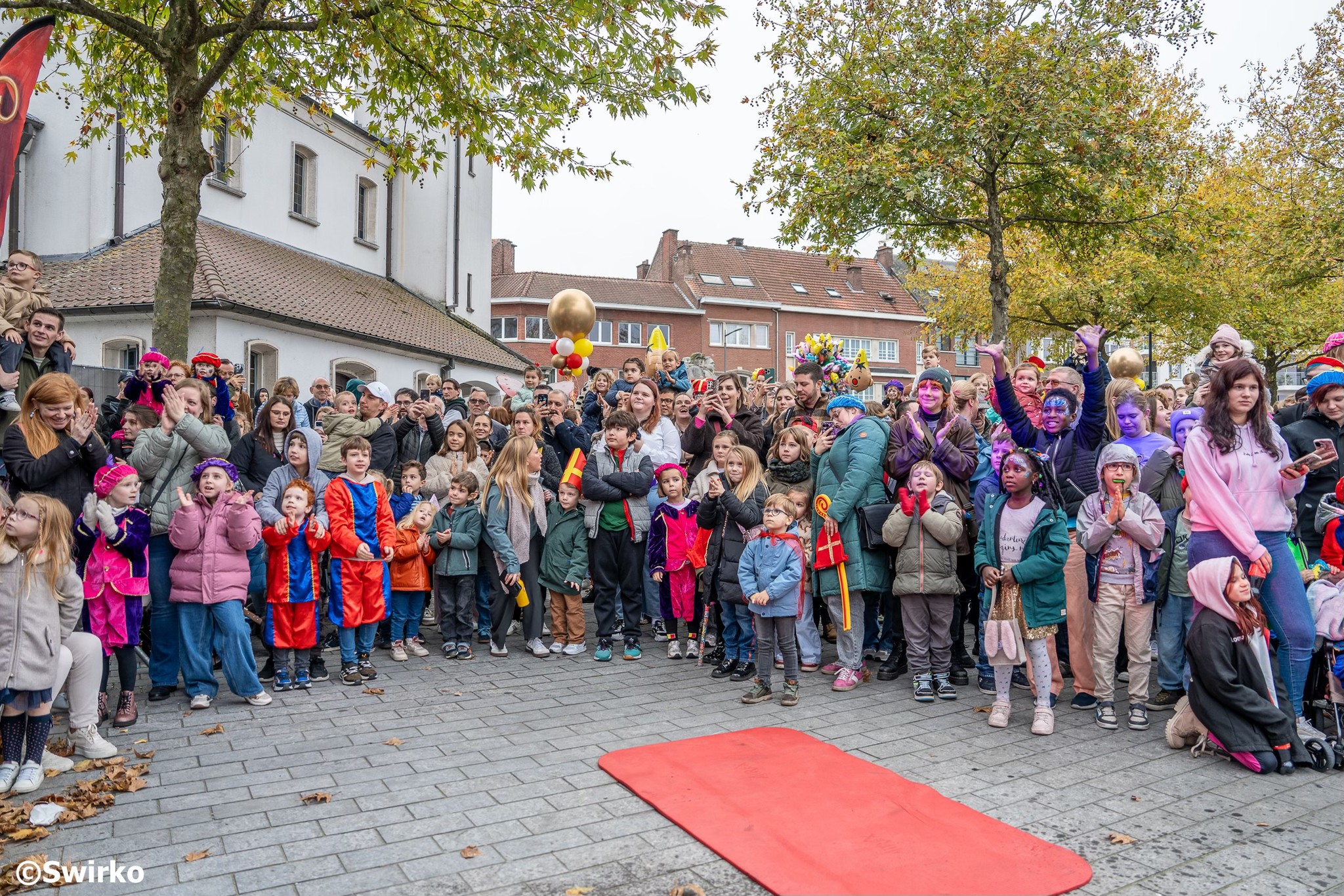 🎁Vandaag, 8 november, zette de Sint voet aan wal in Aalst — stipt op tijd, zoals het een heilige man betaamt .
