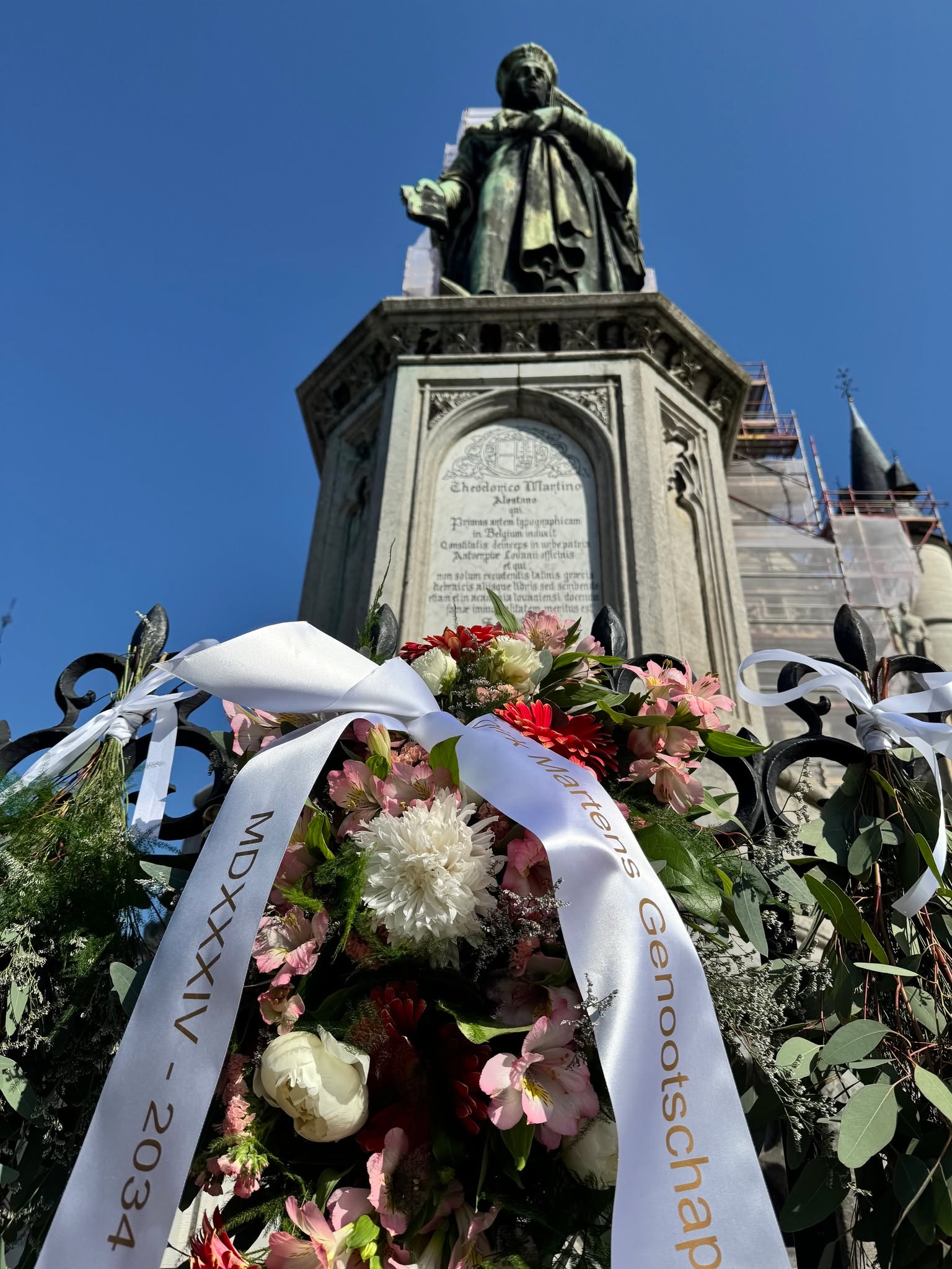 🕯️ Bloemenhulde voor drukker-humanist Dirk Martens in Aalst