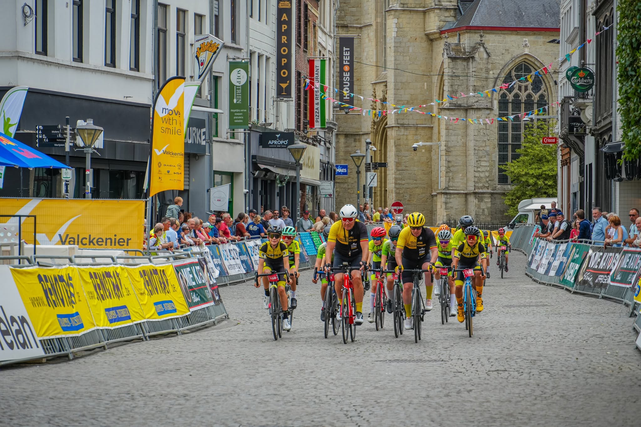 Jonge wielertalenten verkennen parcours van Natourcriterium tijdens Kidscriterium in Aalst