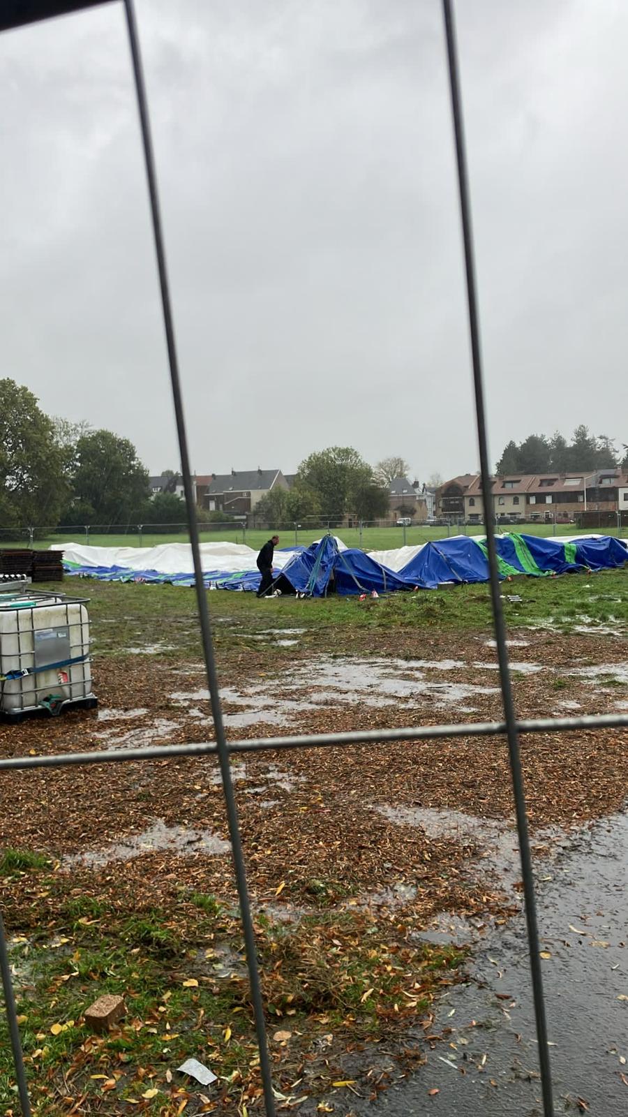 Storm Austen rukt dak van tent Nacht van de Jeugdbeweging in Aalst