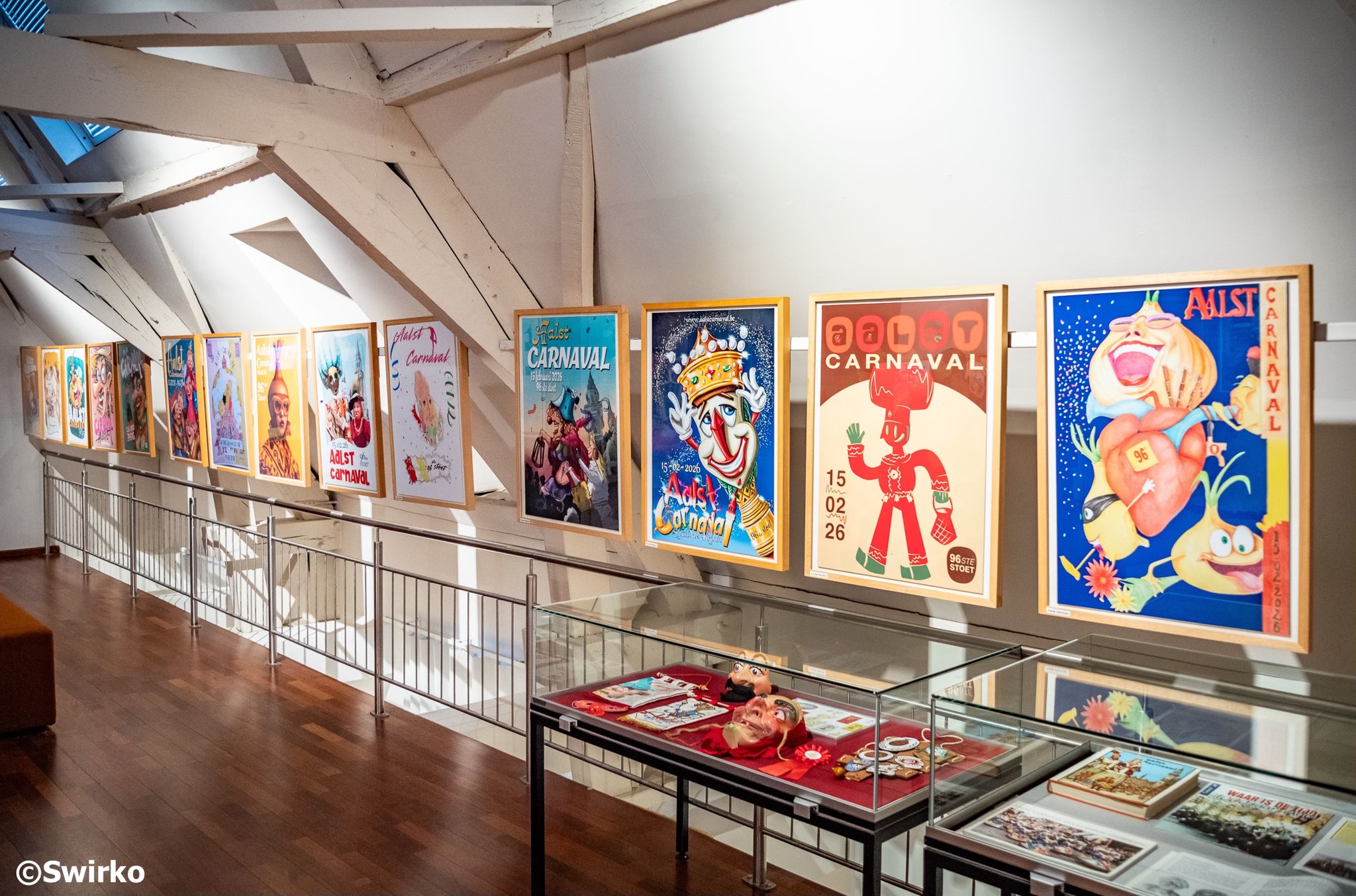 Tientallen Aalstenaars verwerkten hun kijk op Aalst Carnaval in een reeks unieke affiche-ontwerpen. Die zijn gratis te ontdekken in de carnavalsexpo op de bovenverdieping van Museum 't Gasthuys.🥳