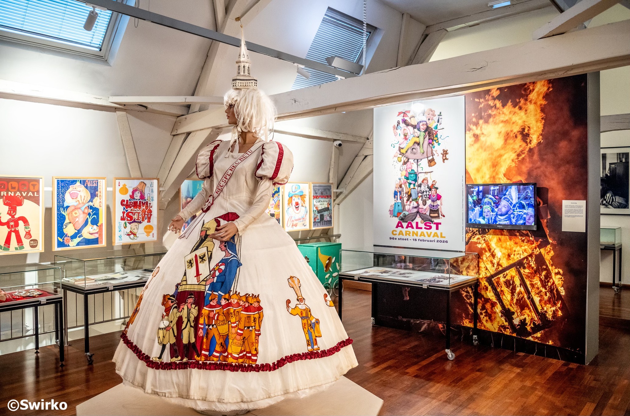 Tientallen Aalstenaars verwerkten hun kijk op Aalst Carnaval in een reeks unieke affiche-ontwerpen. Die zijn gratis te ontdekken in de carnavalsexpo op de bovenverdieping van Museum 't Gasthuys.🥳