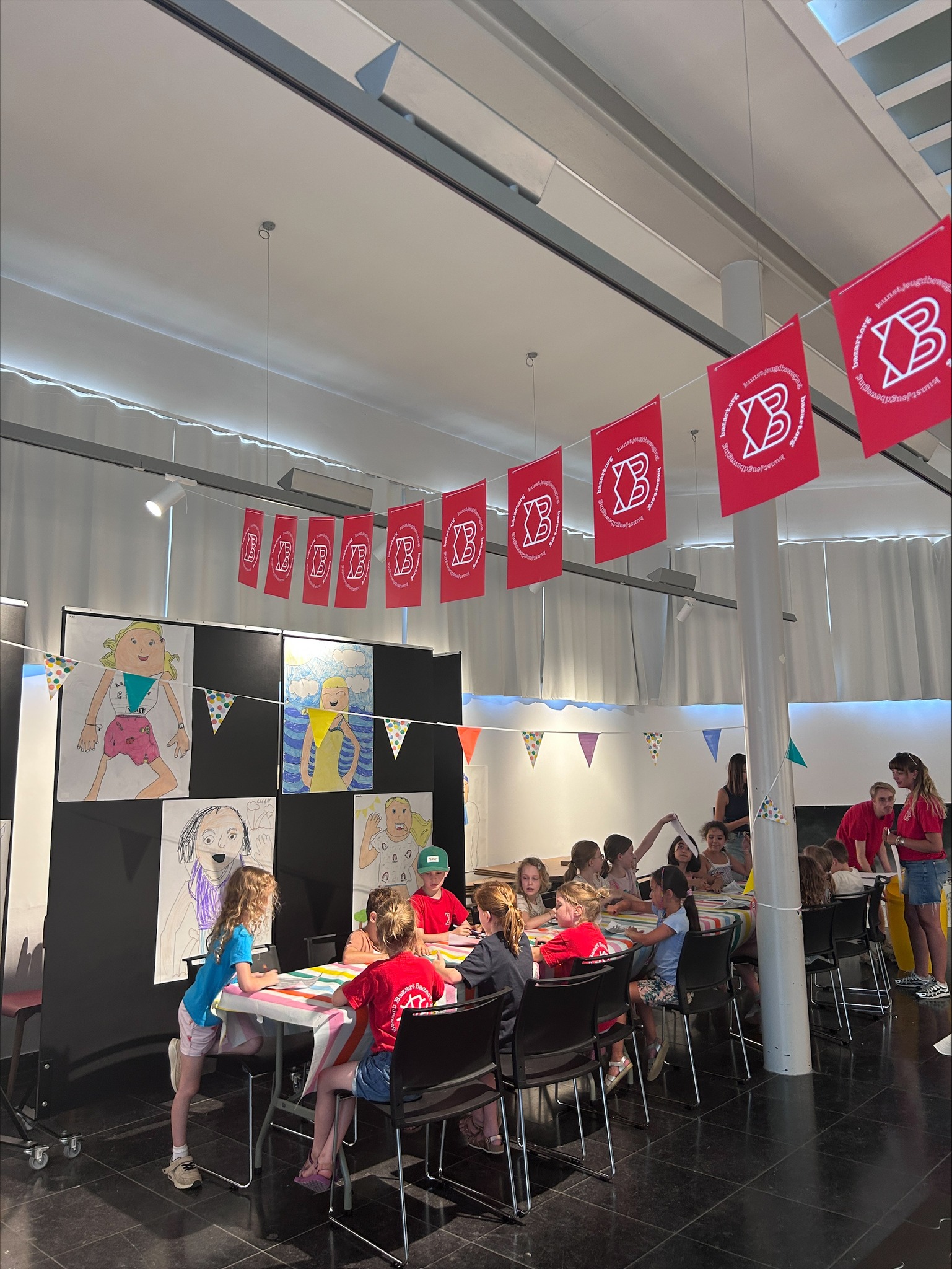 Jonge kunstenaars ontdekken wereld van Valerius De Saedeleer tijdens creatieve speelweek in Museum ’t Gasthuys