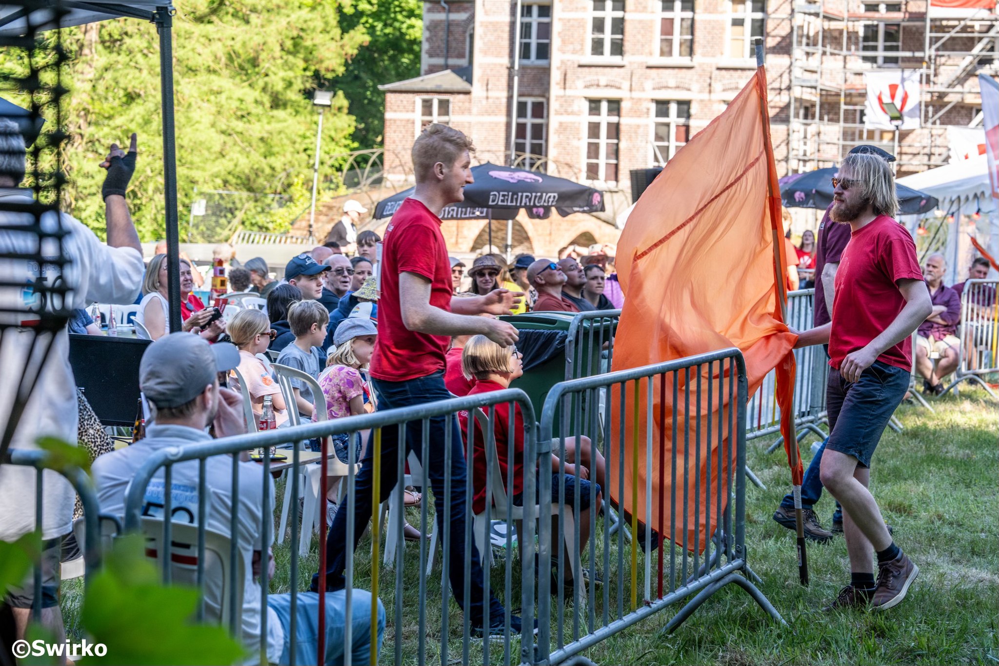 Vlaggenzwaaiers Vredon doen het dak eraf in stralende editie! ☀️🎉