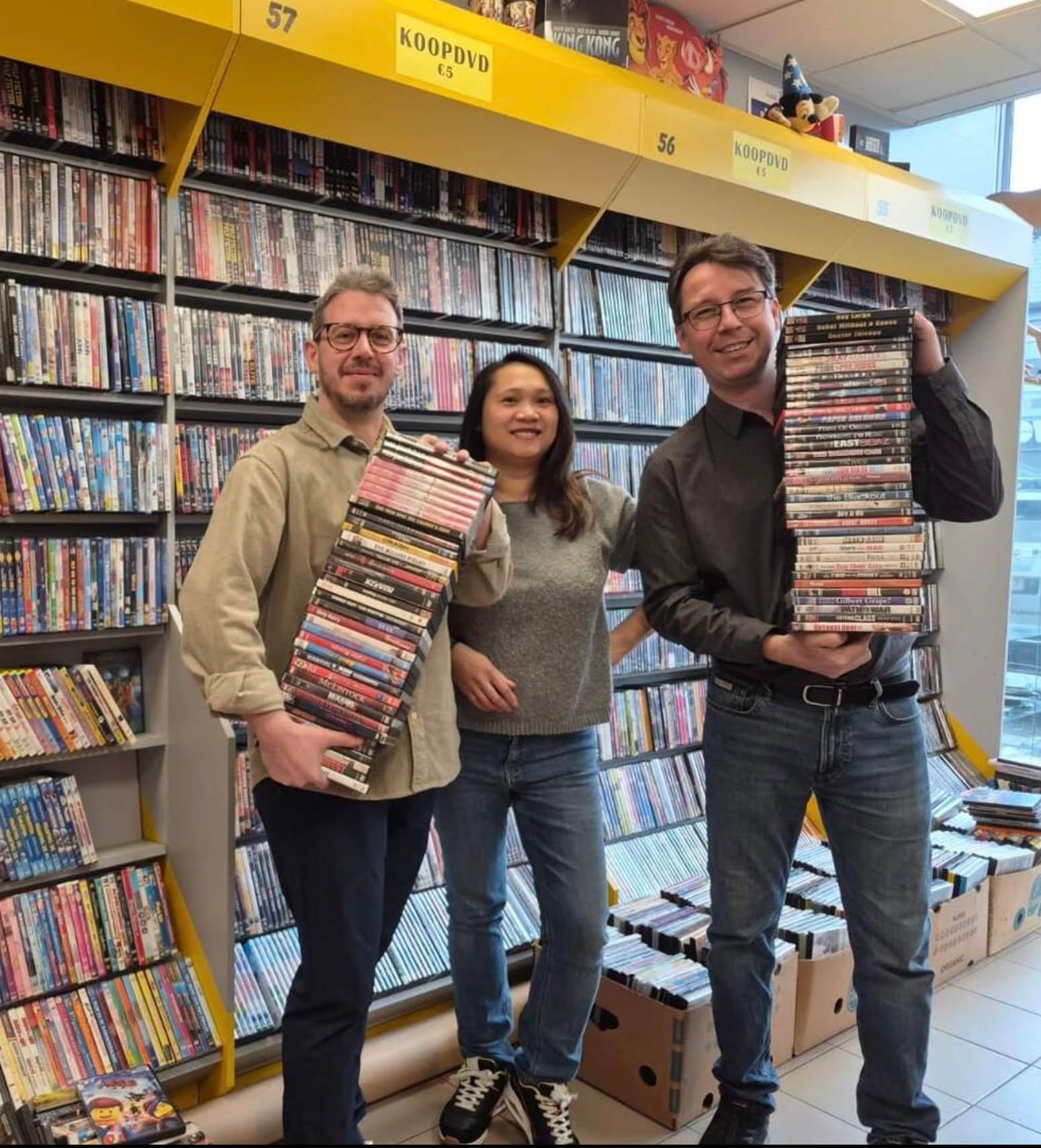 🎬 25.000 dvd’s in stockverkoop bij HOLLYWOOD in Aalst