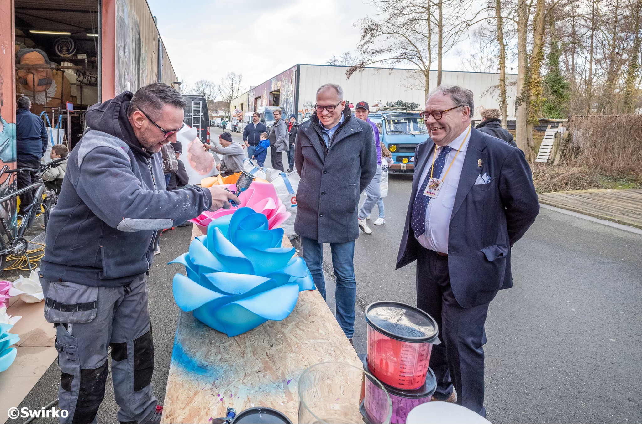 Minister-president Matthias Diependaele en burgemeester Christoph D'Haese brachten gisteren een bezoek aan de carnavalswerkhallen in Aalst. 🎭