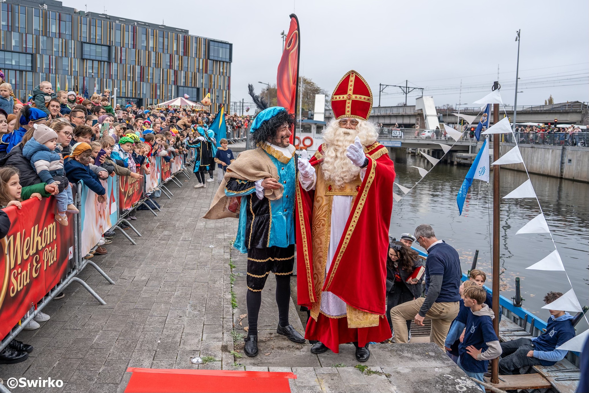 🎁Vandaag, 8 november, zette de Sint voet aan wal in Aalst — stipt op tijd, zoals het een heilige man betaamt .