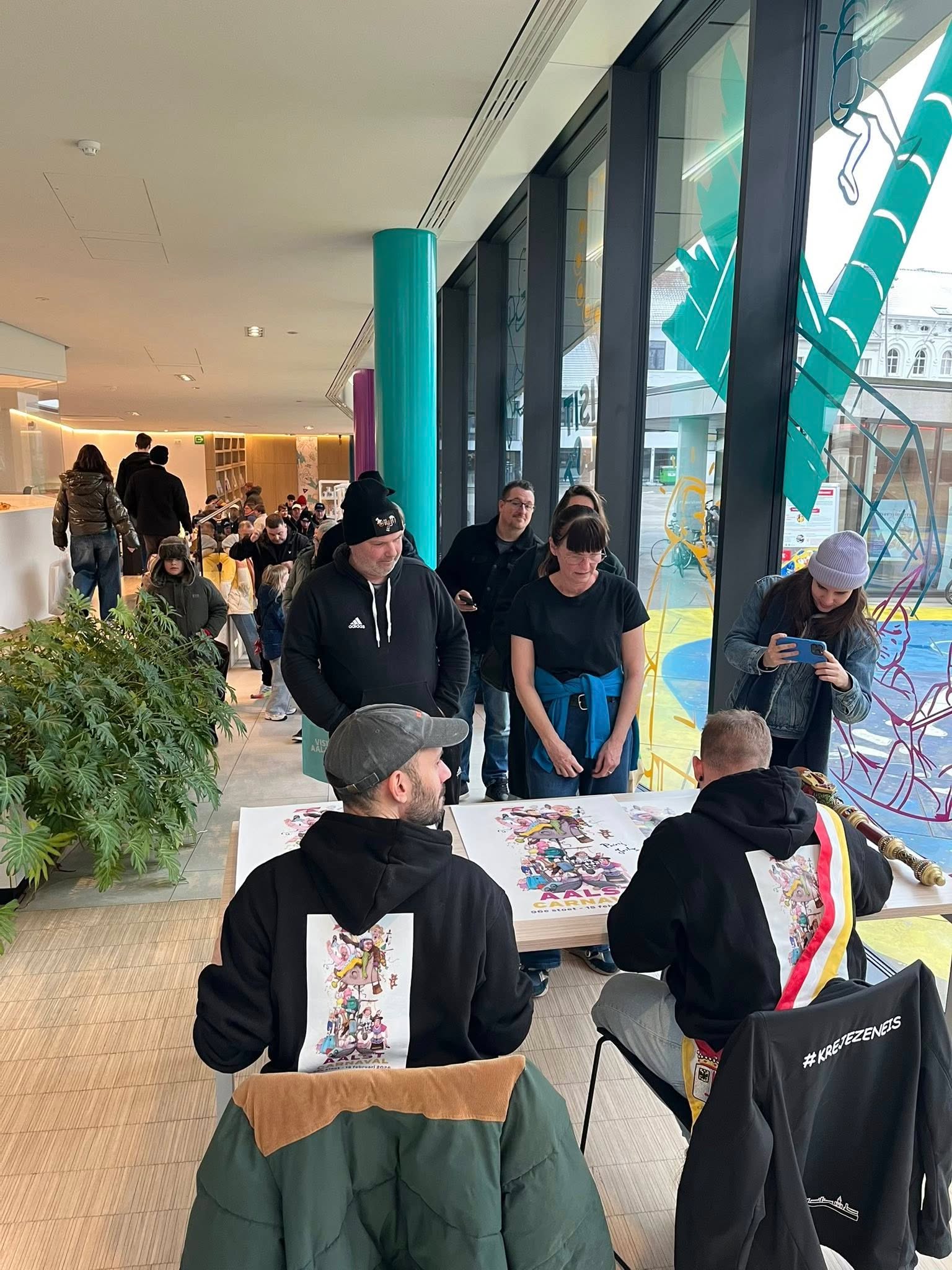 ✍️ Gesigneerde affiches lokken massa volk naar infokantoor