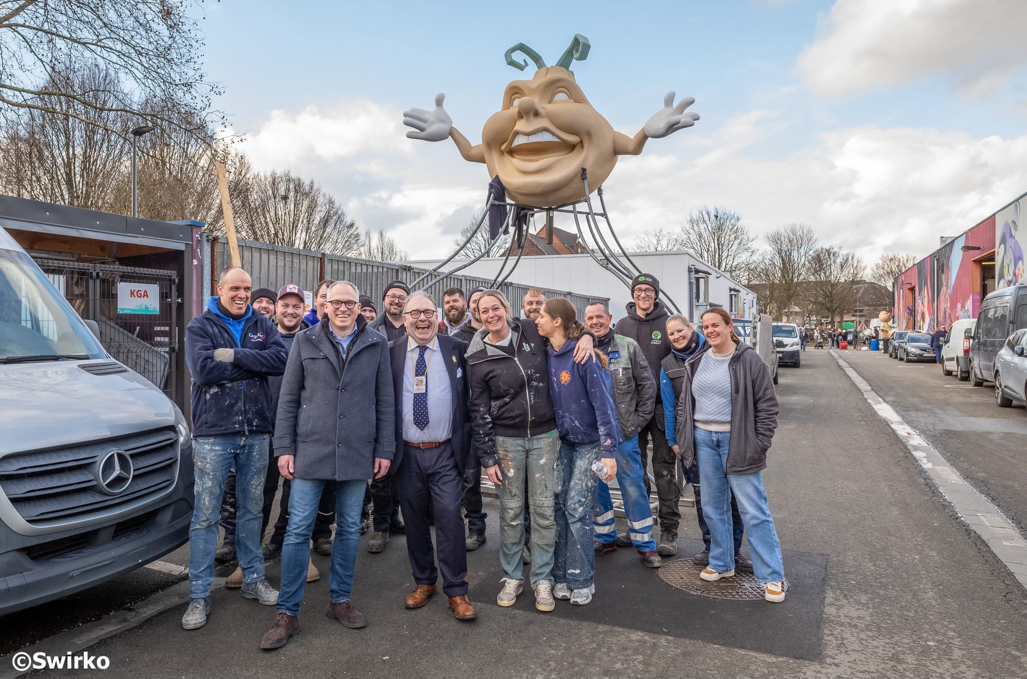 Minister-president Matthias Diependaele en burgemeester Christoph D'Haese brachten gisteren een bezoek aan de carnavalswerkhallen in Aalst. 🎭
