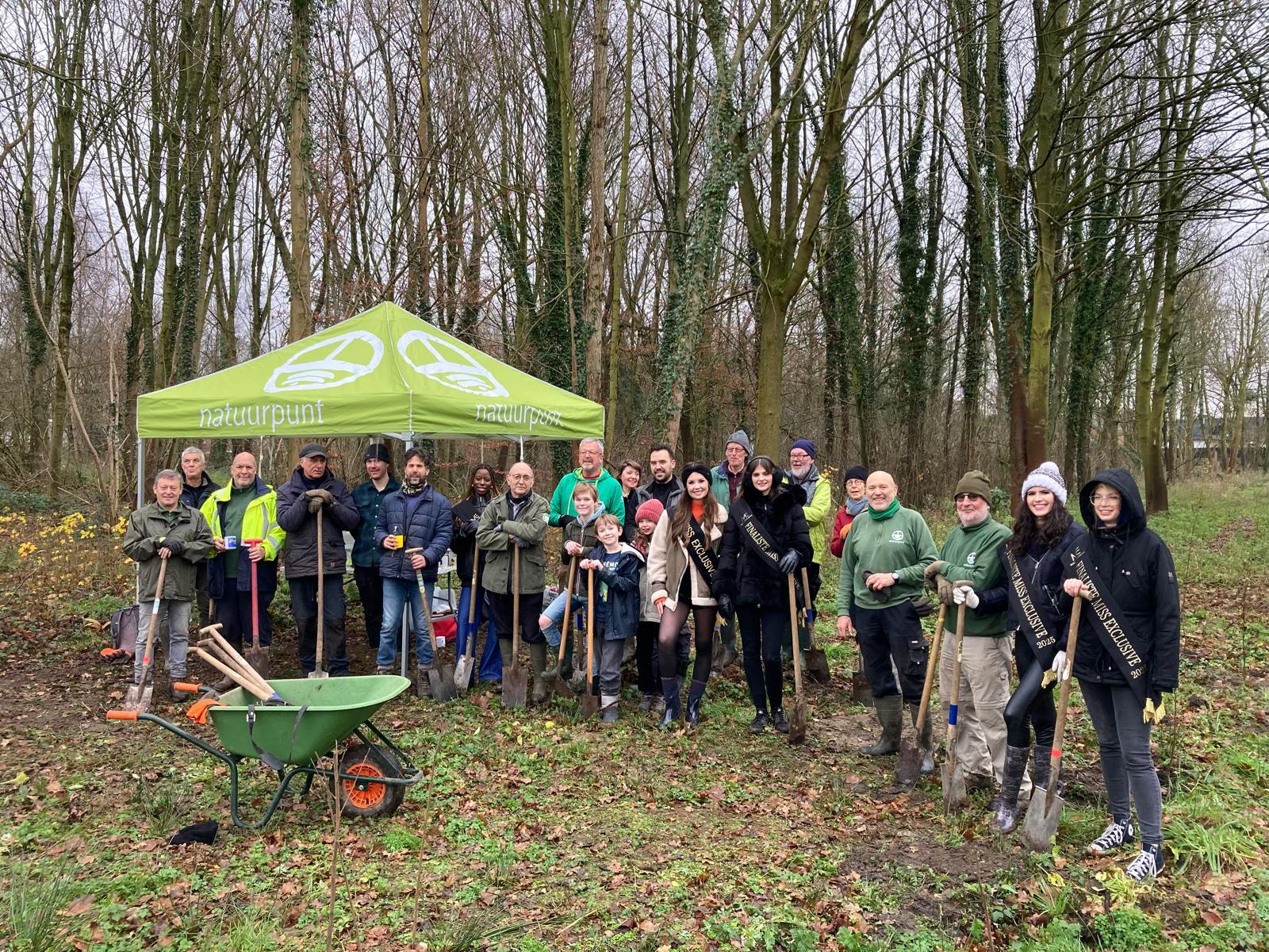Natuurpunt Aalst : “Op zondag 15 december plantten heel wat vrijwilligers meer dan 1.000 boompjes in de Kapellemeersen. In dit gebied werden dit jaar al grote inspanningen geleverd: invasieve exoten werden verwijderd, heel wat vierkante meters werden ont…