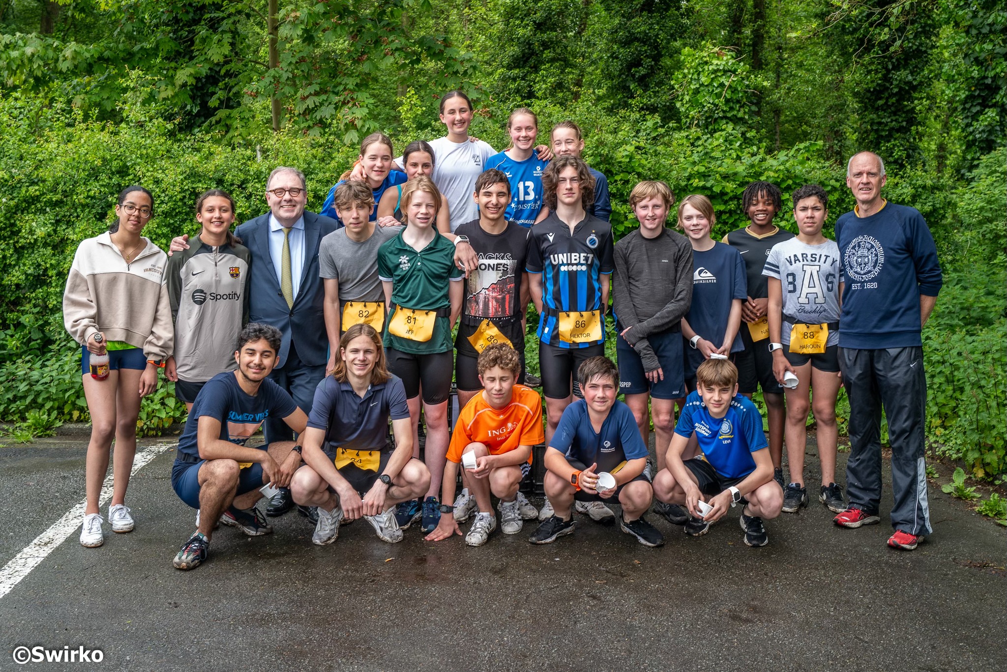 24 leerlingen van het tweede jaar sportwetenschappen van het Sint-Jozefscollege doken dinsdag het Denderwater in!