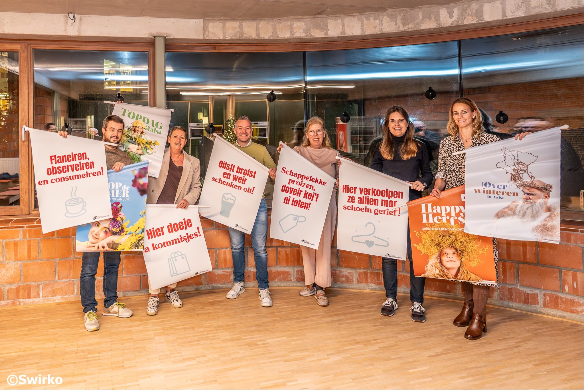 Uniforme raamvlaggen geven Aalsterse handelszaken een herkenbare look doorheen het jaar