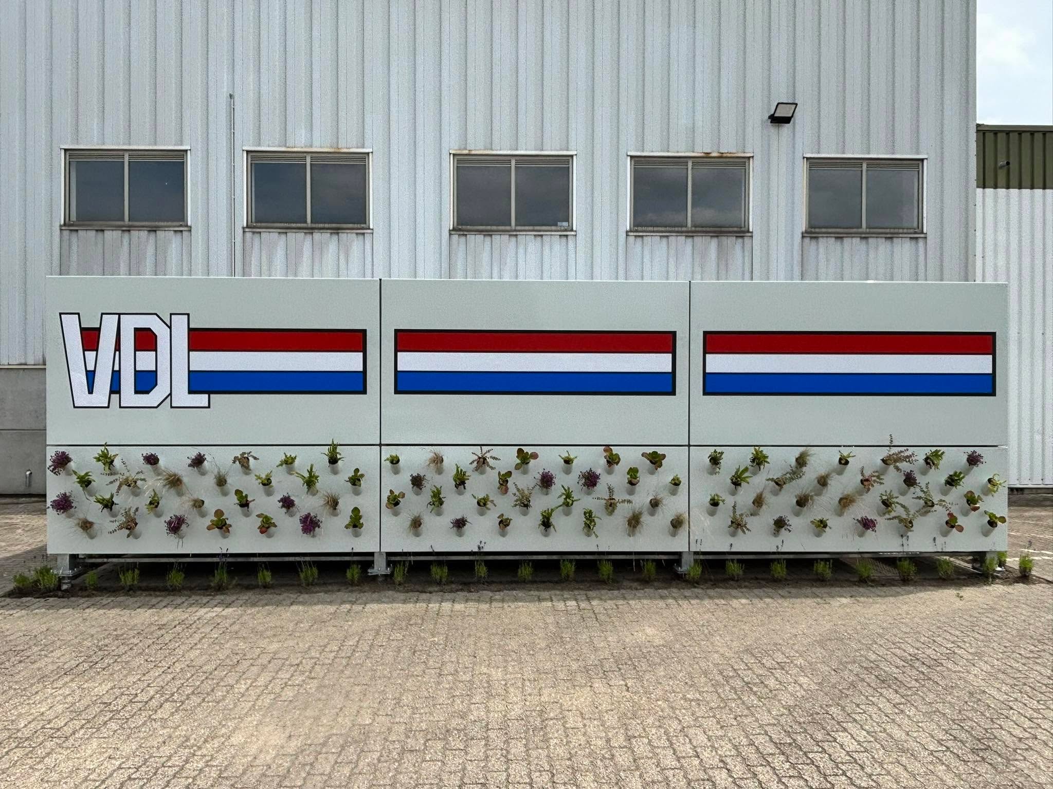 Van de schoolbanken naar de werkvloer: VTI Aalst bouwt duurzame fietsenstalling voor VDL Belgium! 🚲🛠️