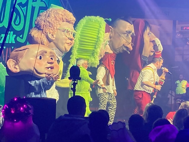 OIlsjt Mjoezik met grootse carnavalhappening en special act Prinsj Sjalen
