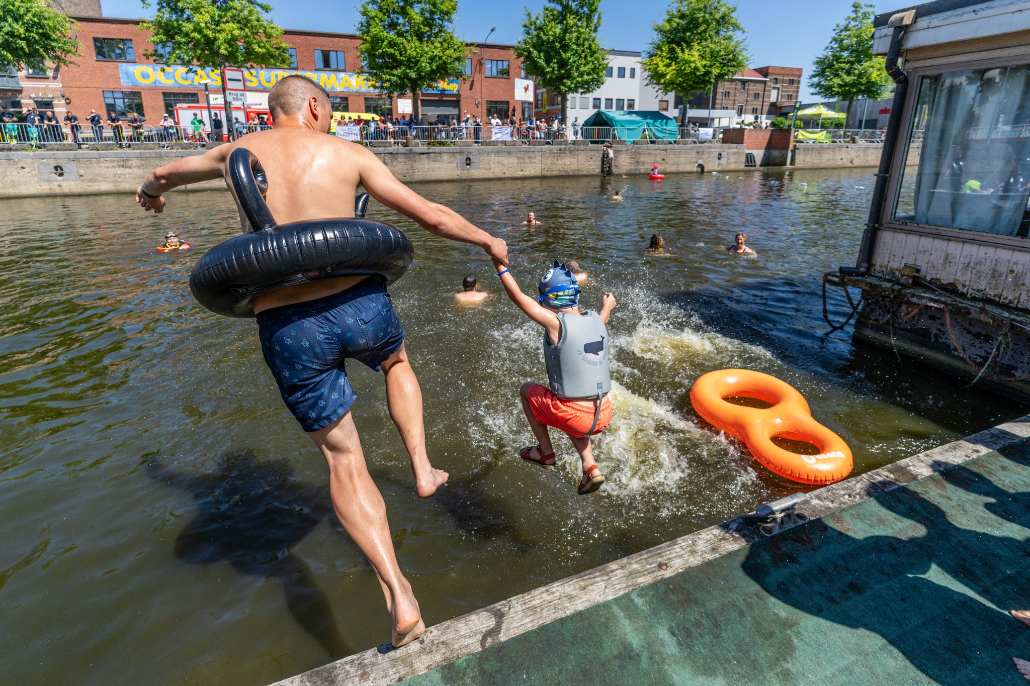 Een honderdtal deelnemers springen in de Dender tijdens The Big Jump: “Proper water is geen luxe, maar een noodzaak”