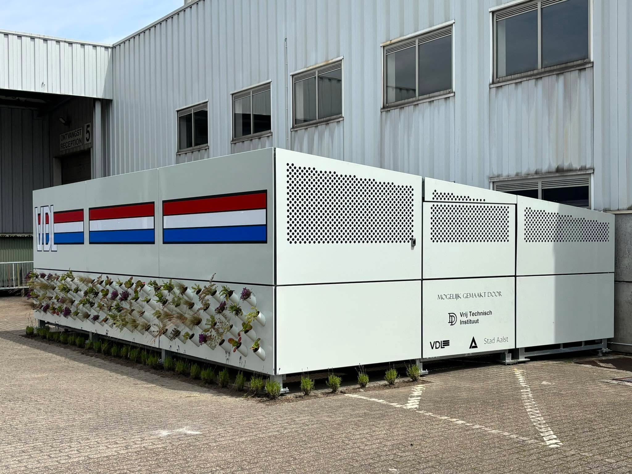 Van de schoolbanken naar de werkvloer: VTI Aalst bouwt duurzame fietsenstalling voor VDL Belgium! 🚲🛠️