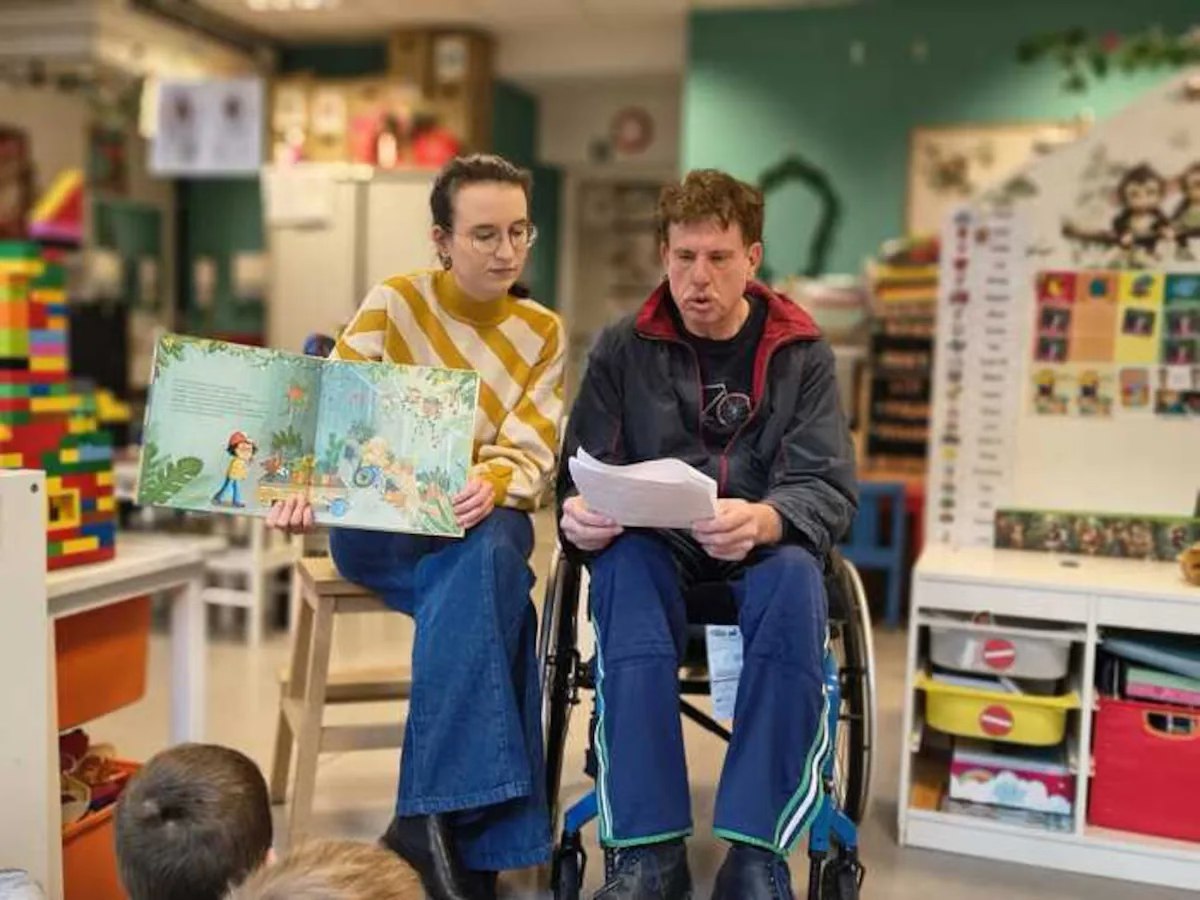 Tijdens de Voorleesweek lazen bewoners van dagcentrum Schoonderhage in Aalst met veel enthousiasme voor aan de kleuters van de Vrije School Herdersem.