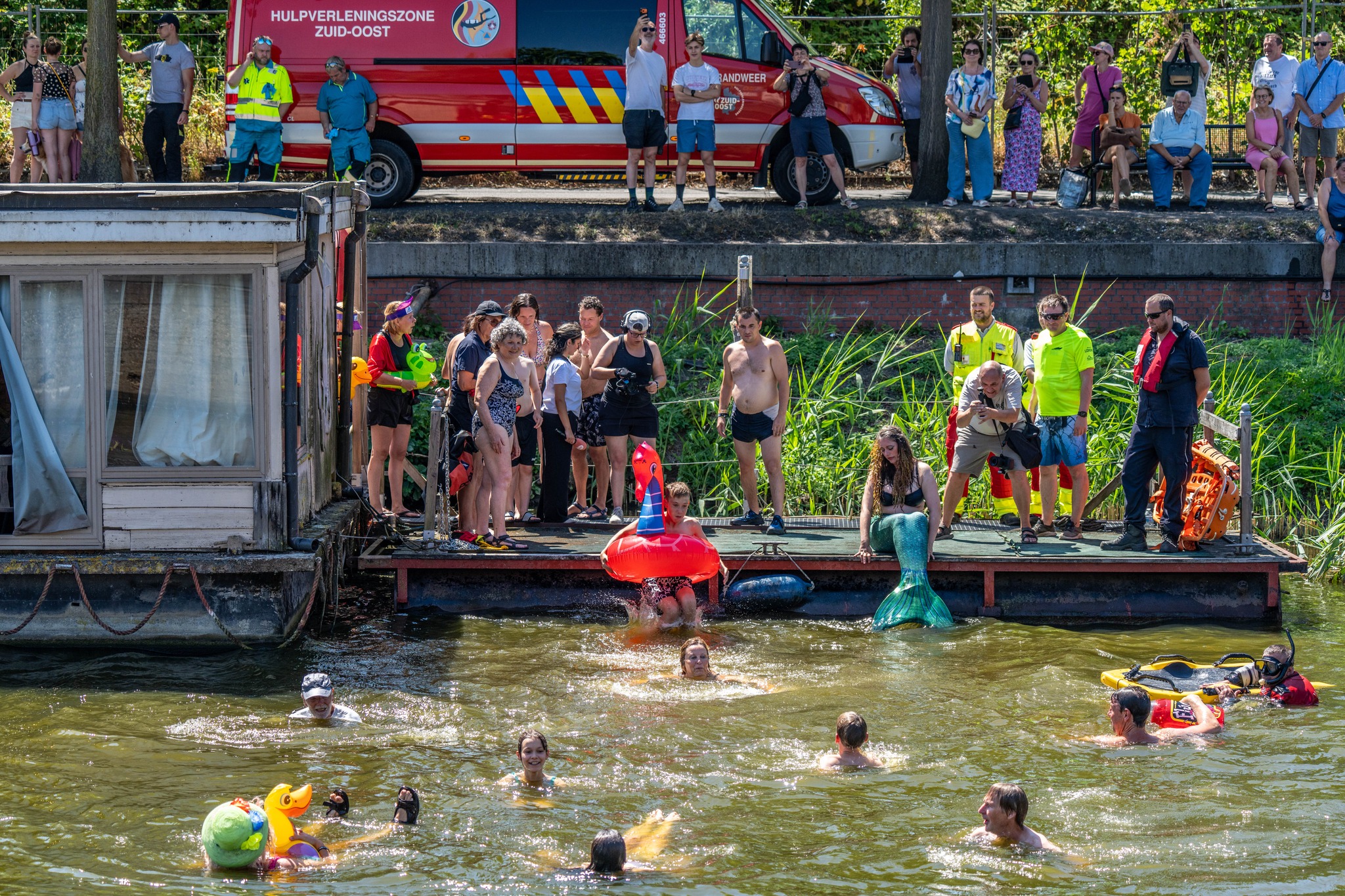 Een honderdtal deelnemers springen in de Dender tijdens The Big Jump: “Proper water is geen luxe, maar een noodzaak”