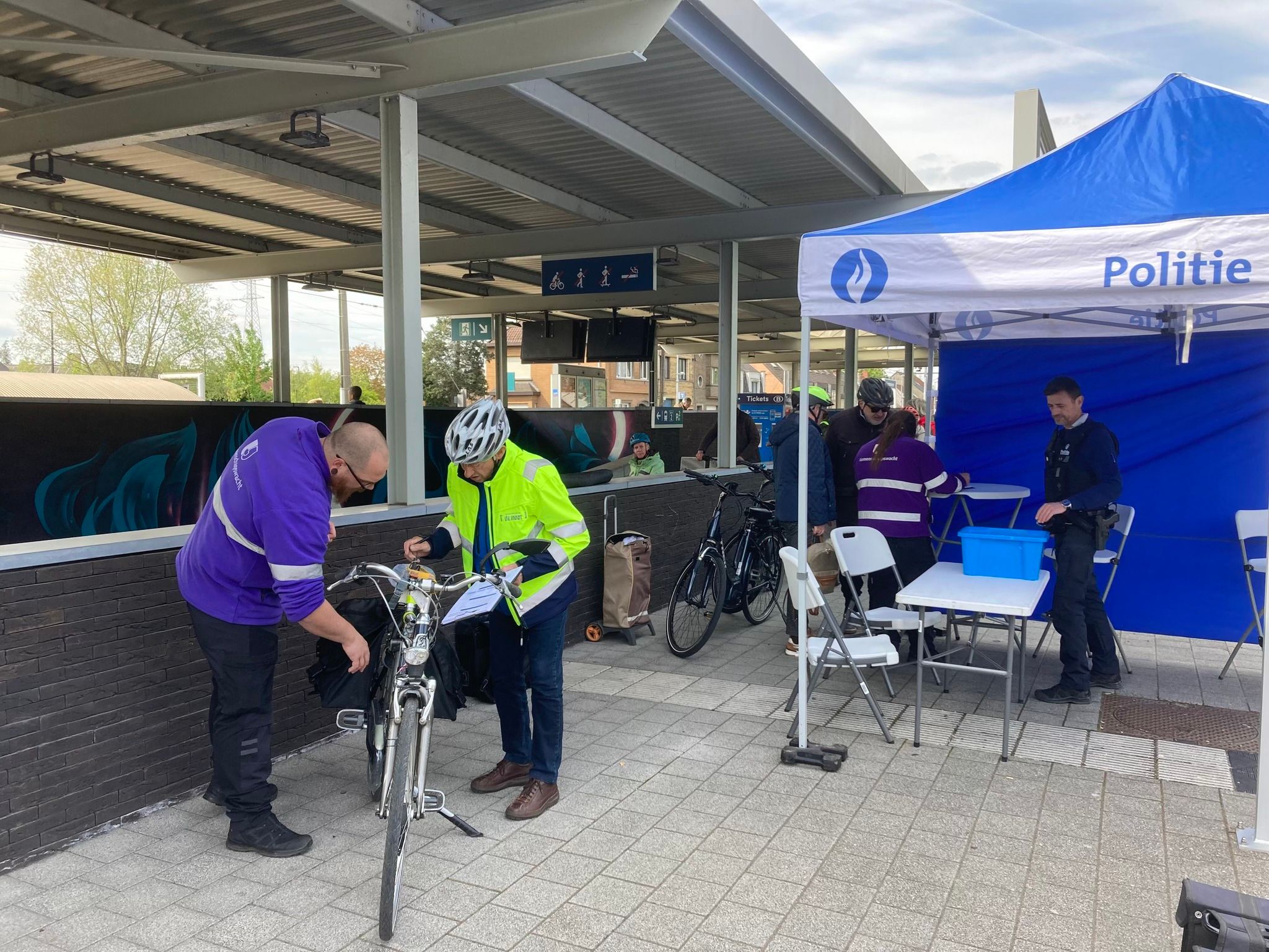 Gisteren ging de eerste actie rond fietsregistratie door aan het station in Erembodegem. 