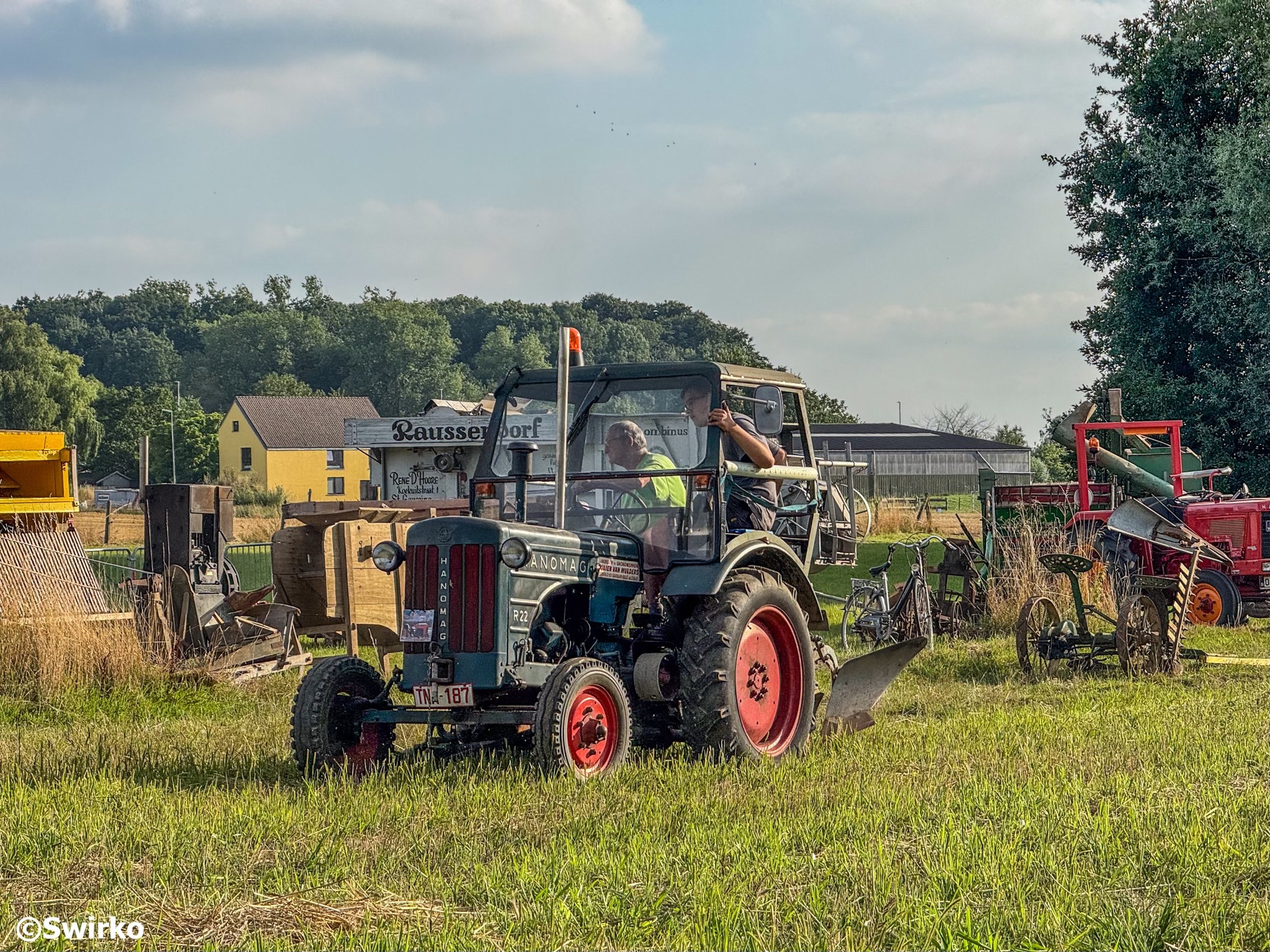 🎉 Op de weide zijn ze al volop in de weer om alles piekfijn in orde te brengen voor het Pikkelingweekend! 💪🌾