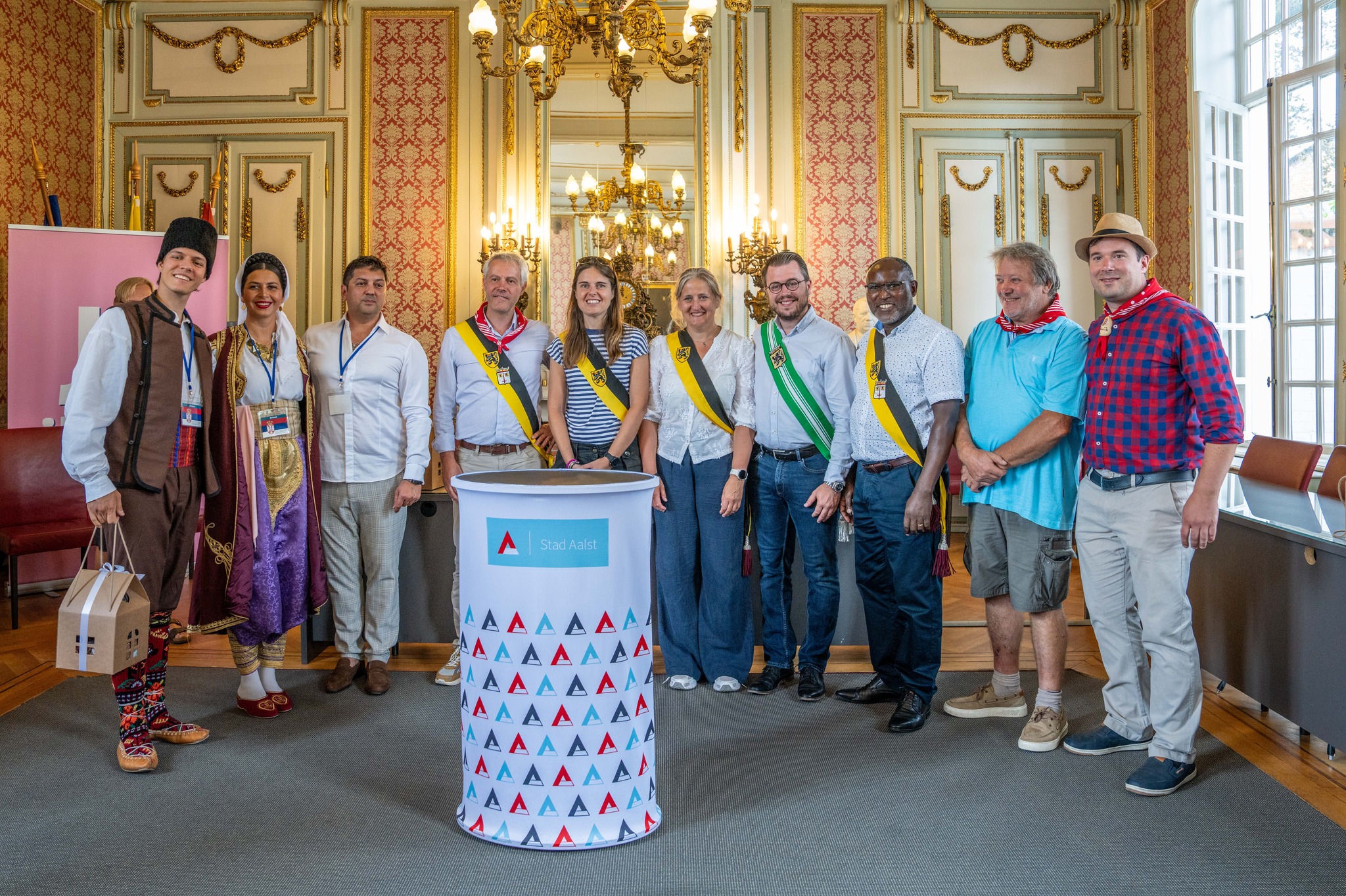🌍 Internationale folklore brengt de wereld naar Aalst én De Pikkeling