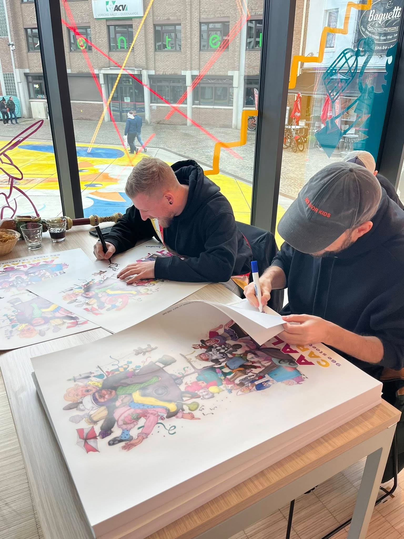 ✍️ Gesigneerde affiches lokken massa volk naar infokantoor