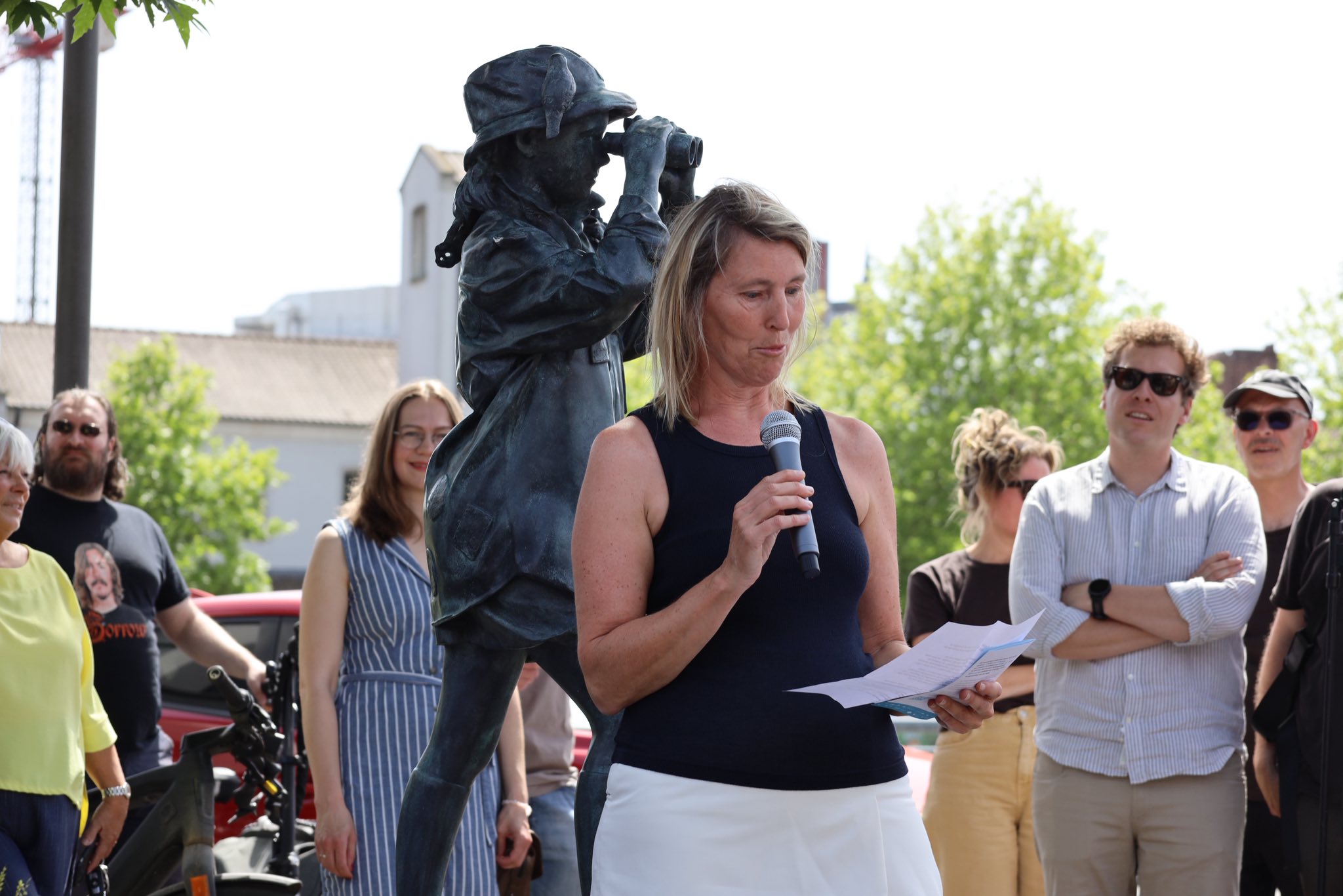 🎨👧 Aalst heeft er tijdelijk een bijzonder kunstwerk bij. Tijdens de jubileumeditie van Kunstoevers werd vrijdag officieel ‘t Meiske van d’Dender ingehuldigd aan de Denderkade, vlak naast het escargotkraam.