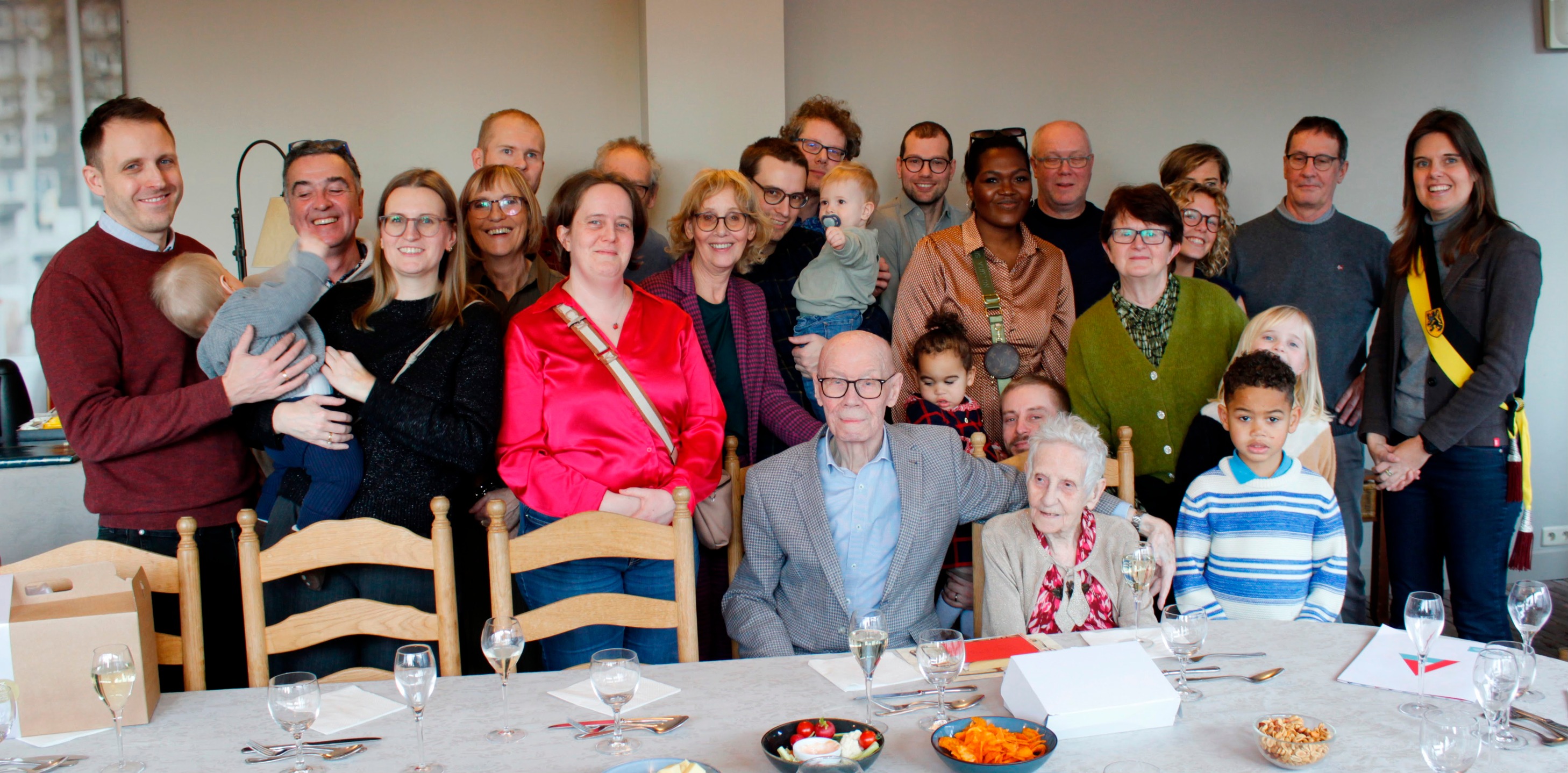 🎉 Raf en Suzanne vieren platina jubileum in De Kastanjevesten! 💍✨